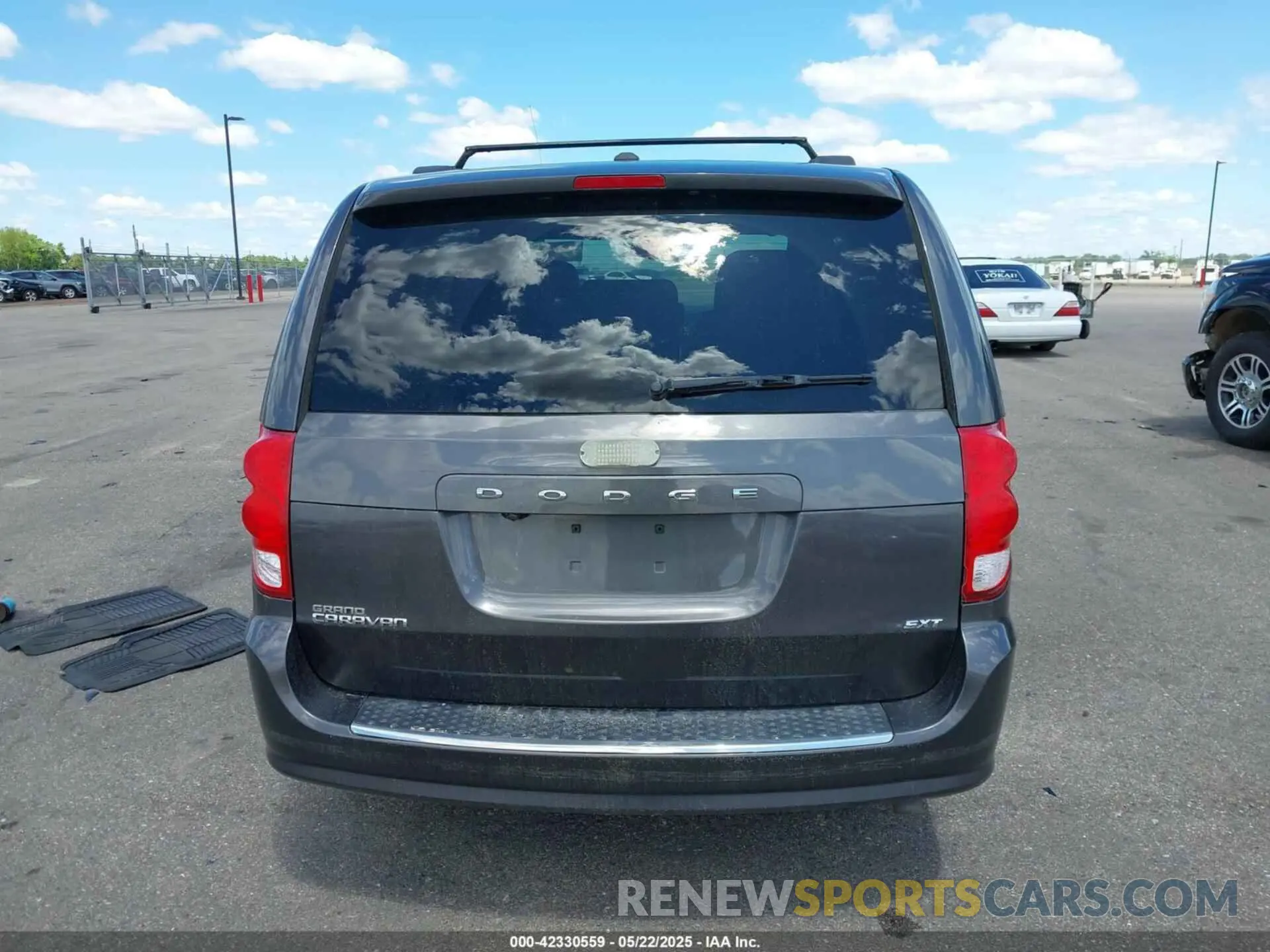 16 Photograph of a damaged car 2C4RDGCG8KR717896 DODGE GRAND CARAVAN 2019