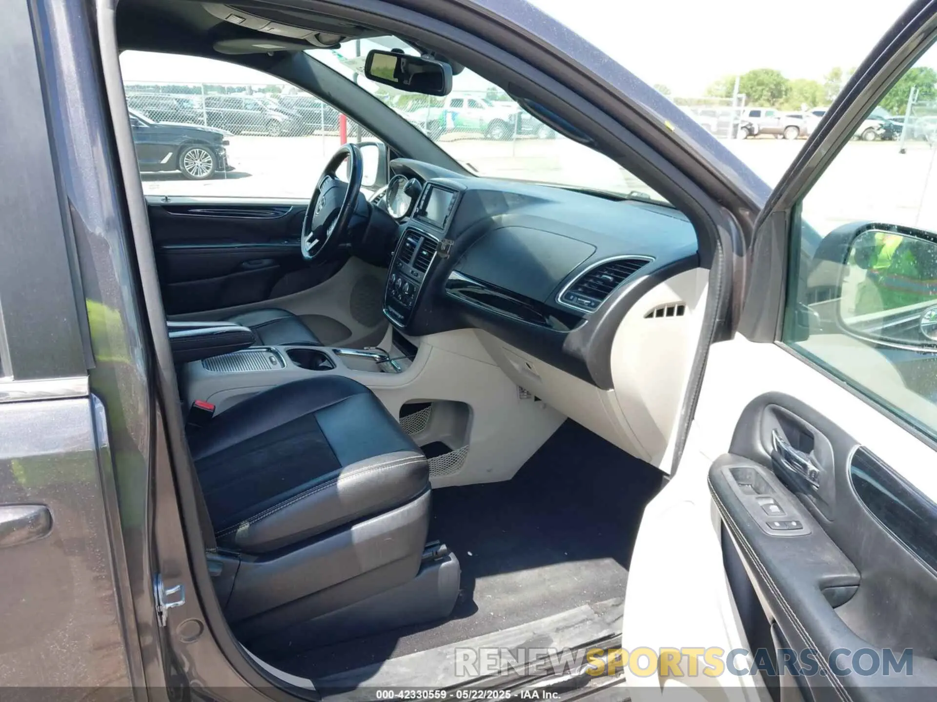 5 Photograph of a damaged car 2C4RDGCG8KR717896 DODGE GRAND CARAVAN 2019