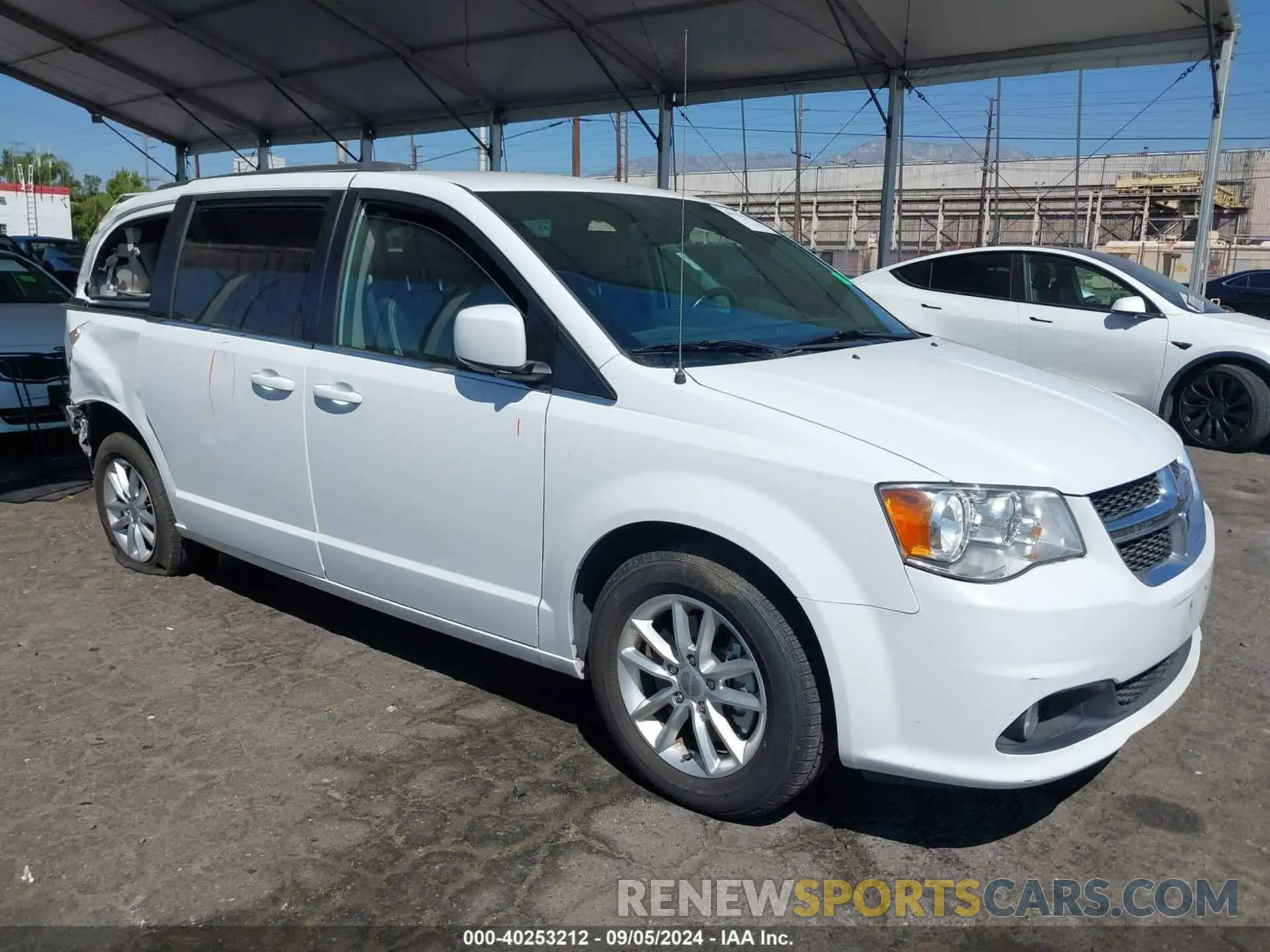 1 Photograph of a damaged car 2C4RDGCG8KR728977 DODGE GRAND CARAVAN 2019