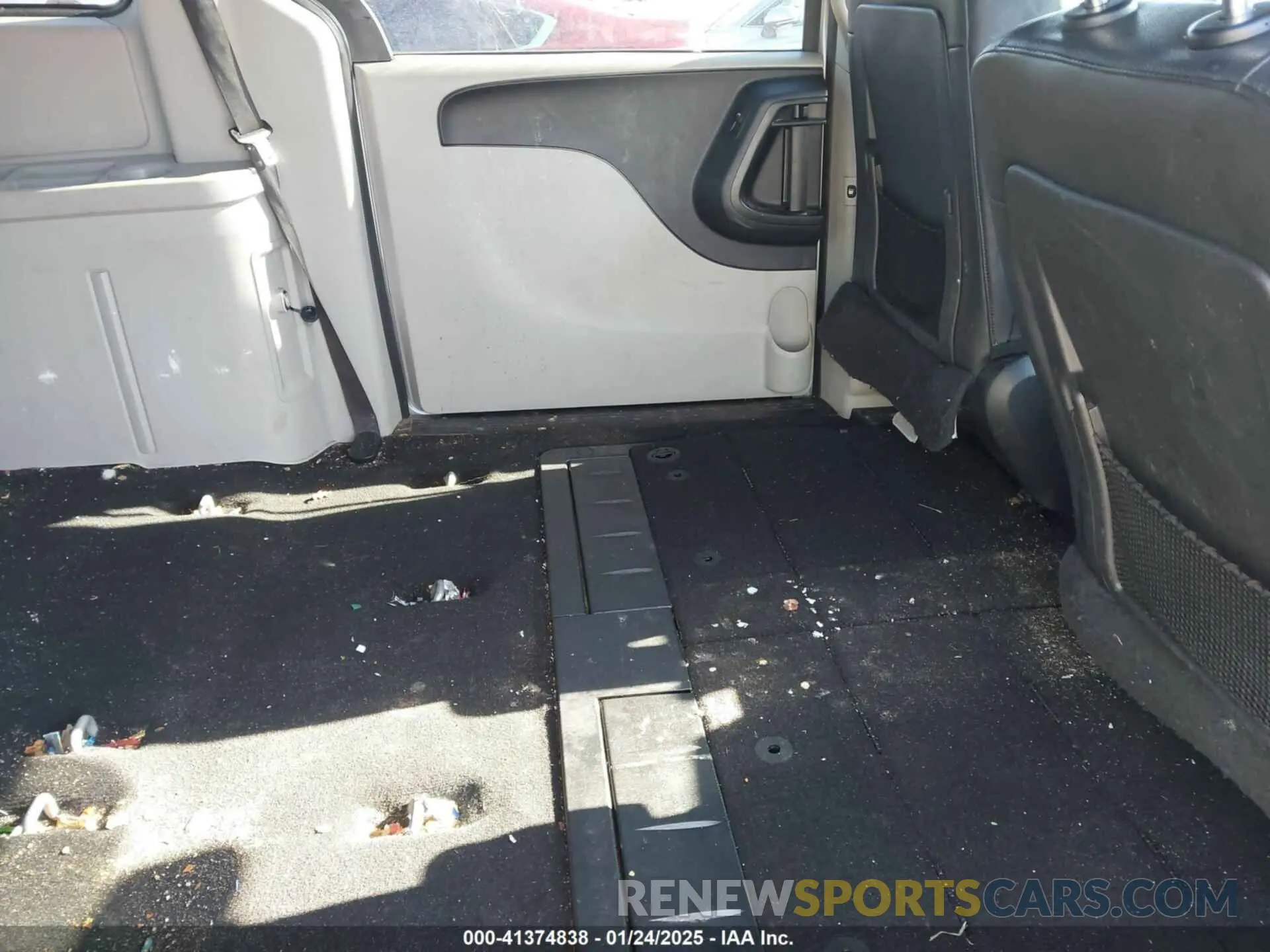 8 Photograph of a damaged car 2C4RDGCG8KR774213 DODGE GRAND CARAVAN 2019