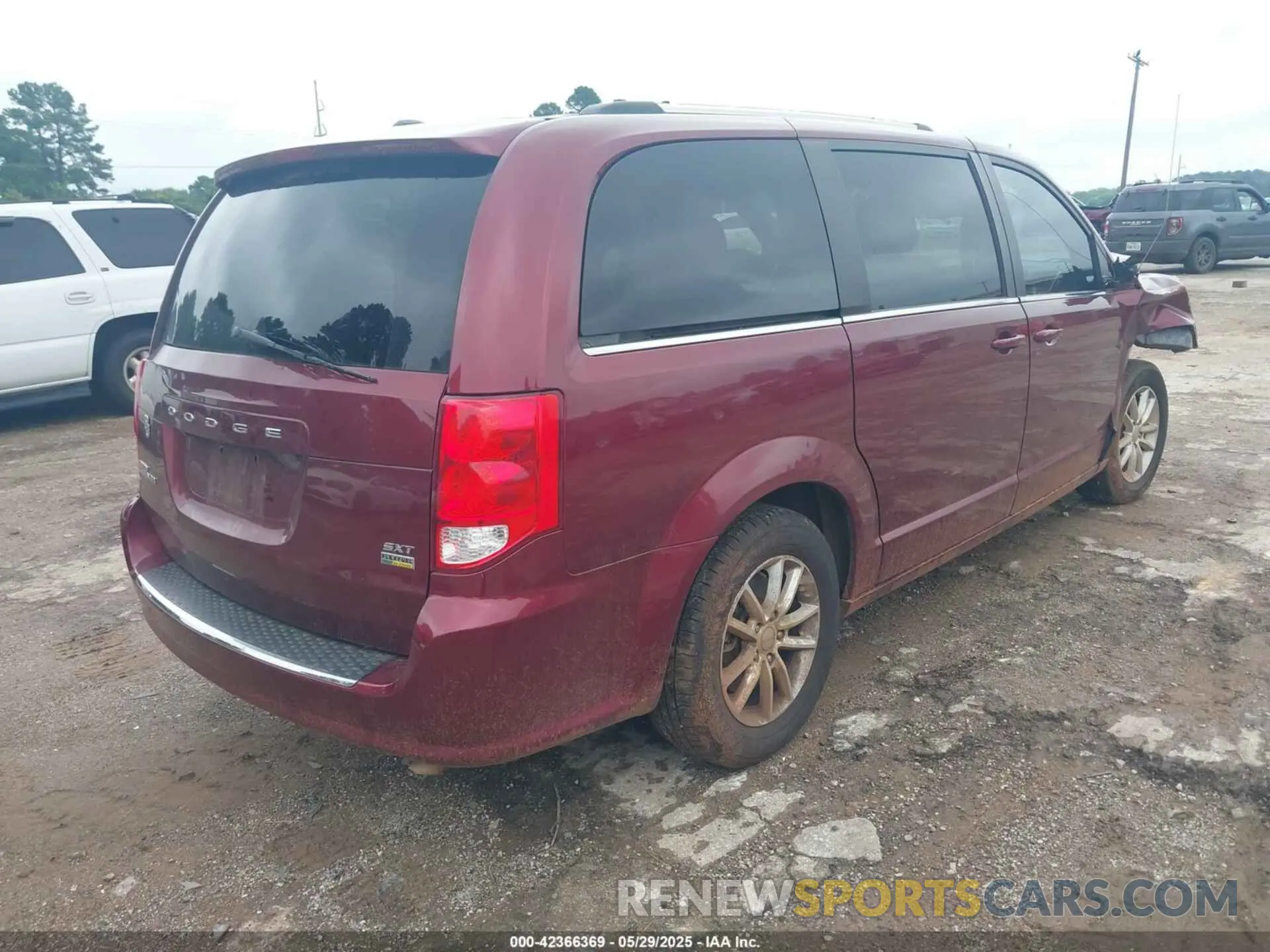 4 Photograph of a damaged car 2C4RDGCG9KR693334 DODGE GRAND CARAVAN 2019