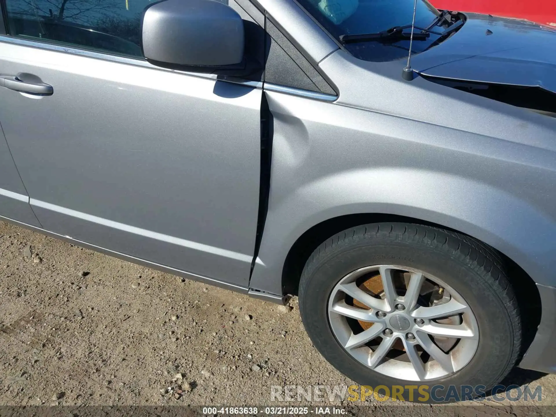 18 Photograph of a damaged car 2C4RDGCG9KR761325 DODGE GRAND CARAVAN 2019