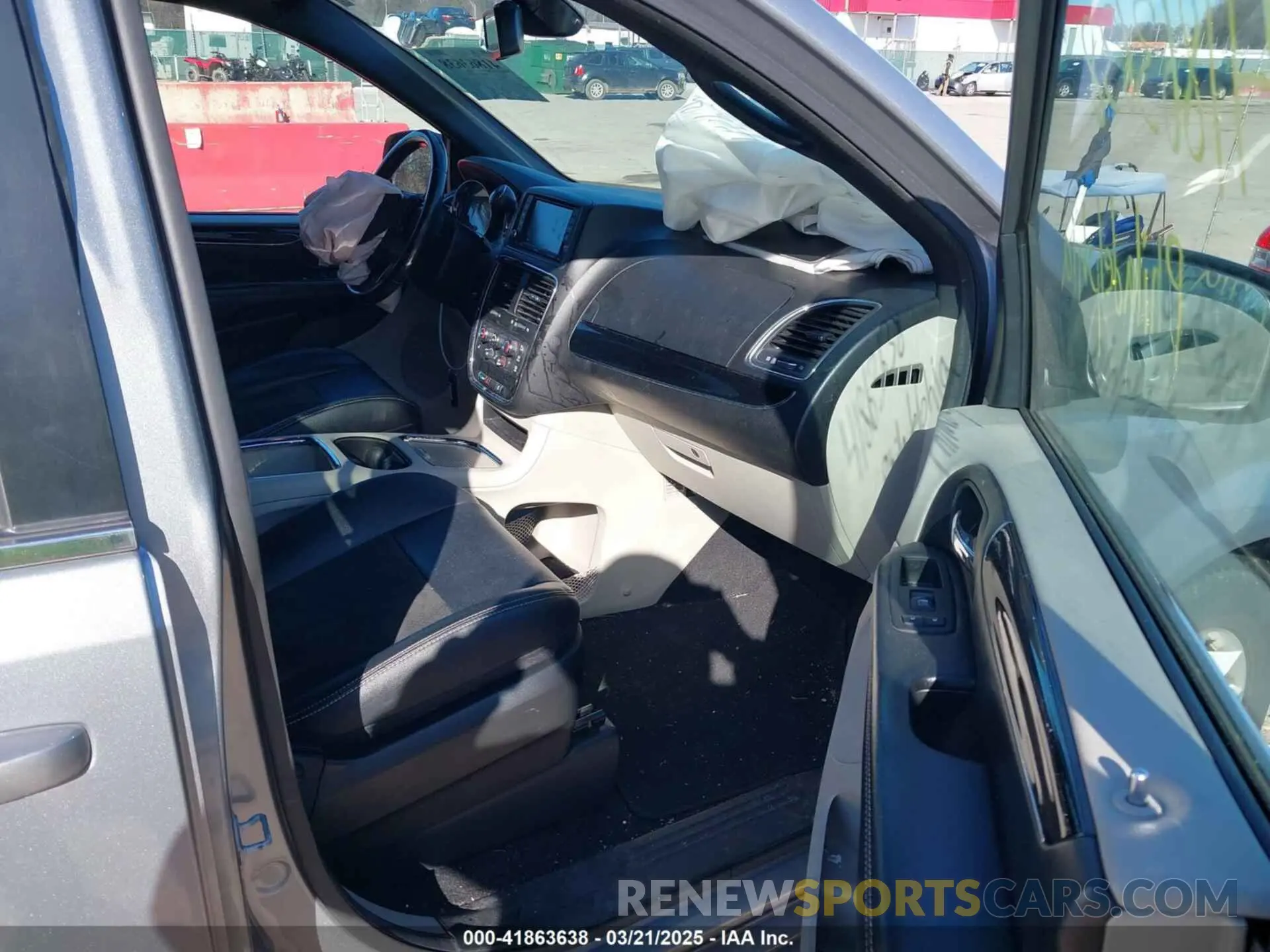 5 Photograph of a damaged car 2C4RDGCG9KR761325 DODGE GRAND CARAVAN 2019