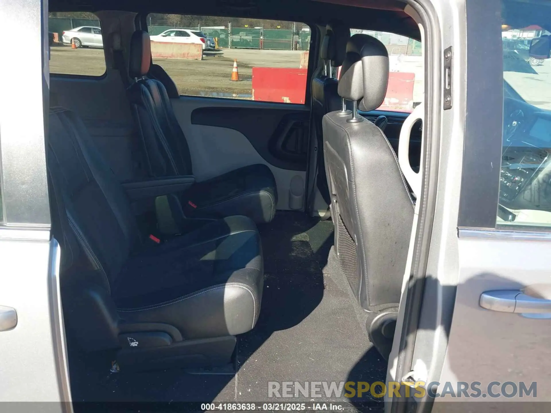 8 Photograph of a damaged car 2C4RDGCG9KR761325 DODGE GRAND CARAVAN 2019