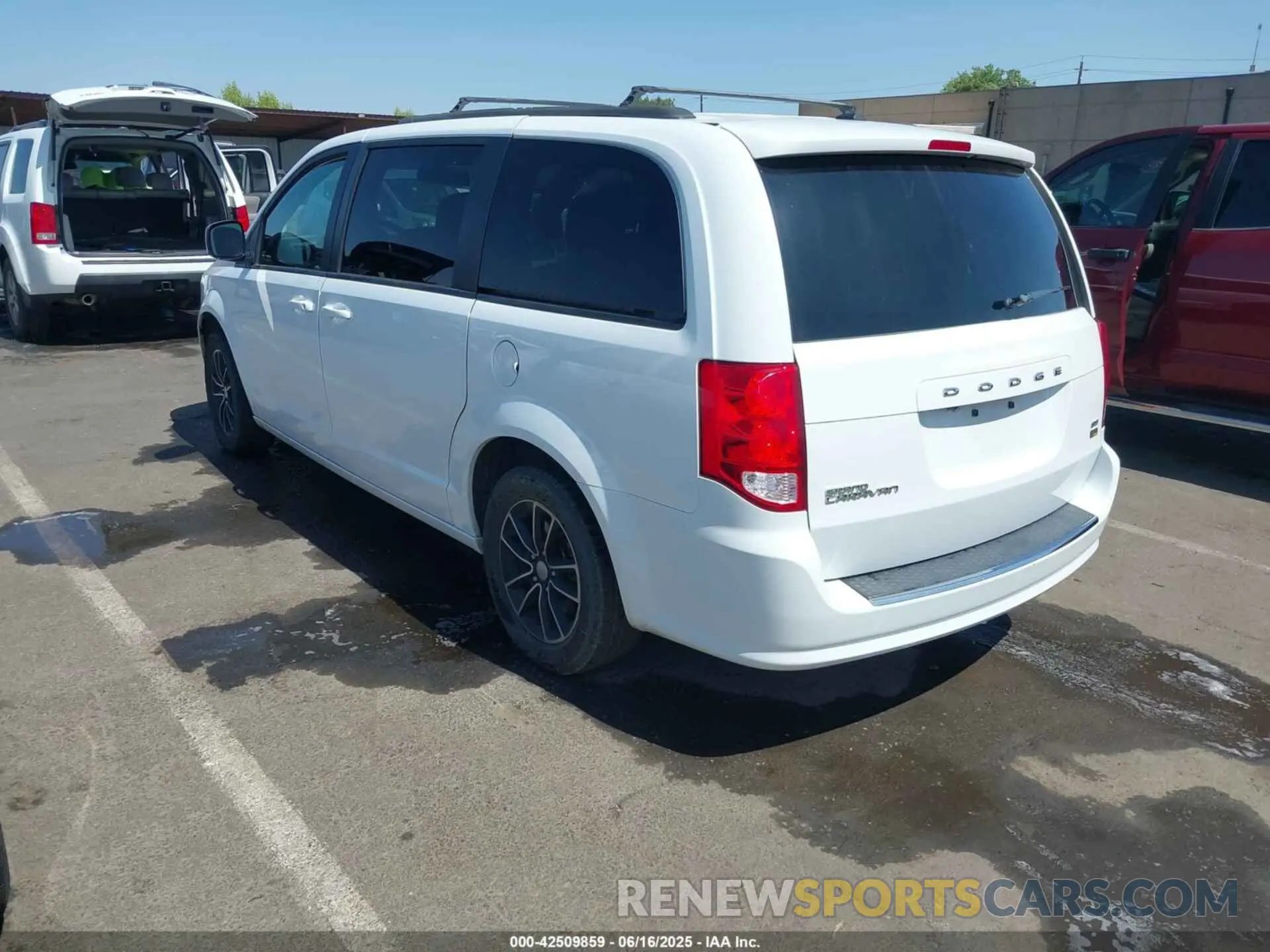 3 Photograph of a damaged car 2C4RDGEG0KR662602 DODGE GRAND CARAVAN 2019