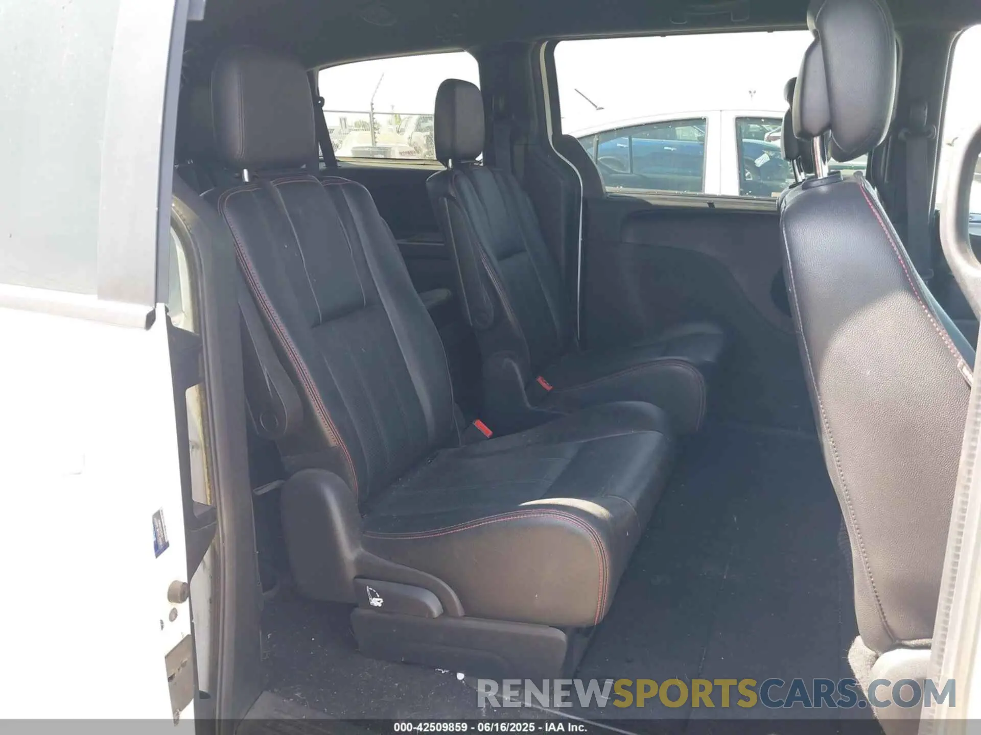 8 Photograph of a damaged car 2C4RDGEG0KR662602 DODGE GRAND CARAVAN 2019