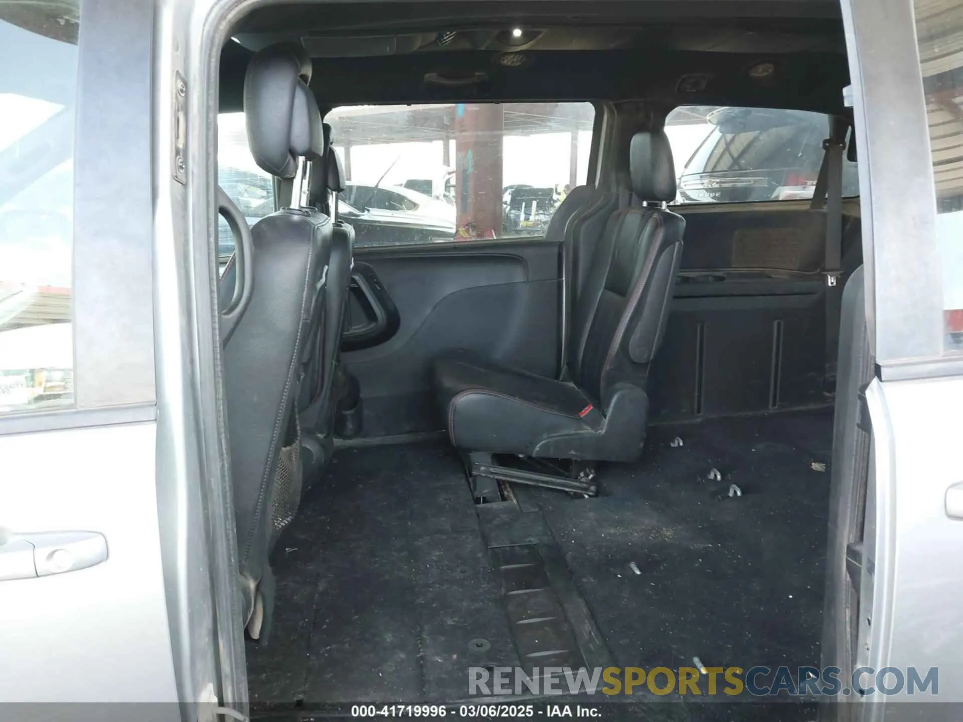 8 Photograph of a damaged car 2C4RDGEG1KR529914 DODGE GRAND CARAVAN 2019
