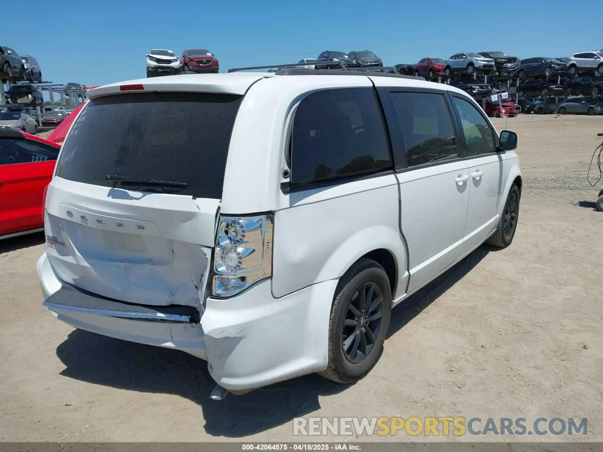 4 Photograph of a damaged car 2C4RDGEG1KR739705 DODGE GRAND CARAVAN 2019