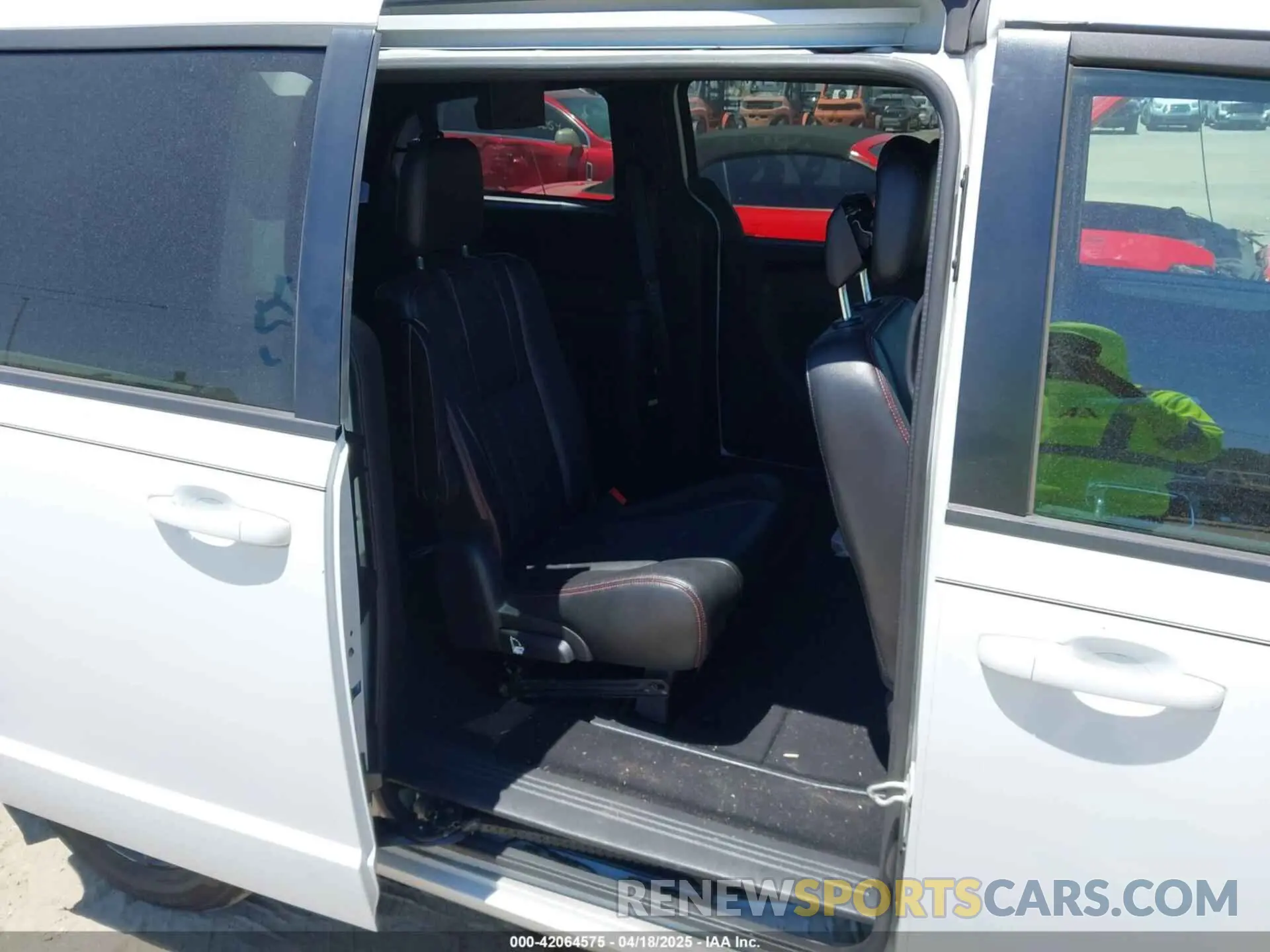 8 Photograph of a damaged car 2C4RDGEG1KR739705 DODGE GRAND CARAVAN 2019