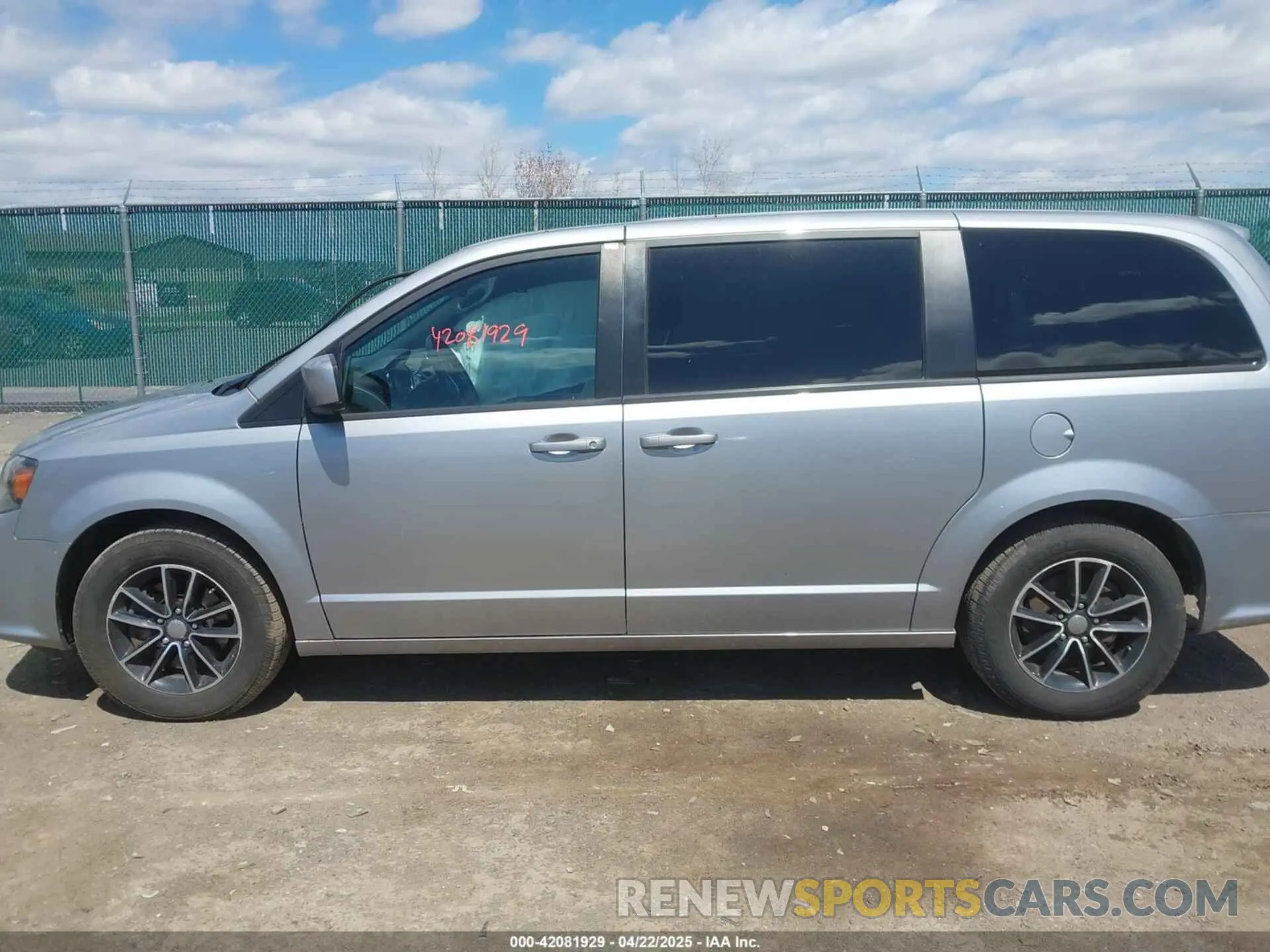 14 Photograph of a damaged car 2C4RDGEG1KR760764 DODGE GRAND CARAVAN 2019