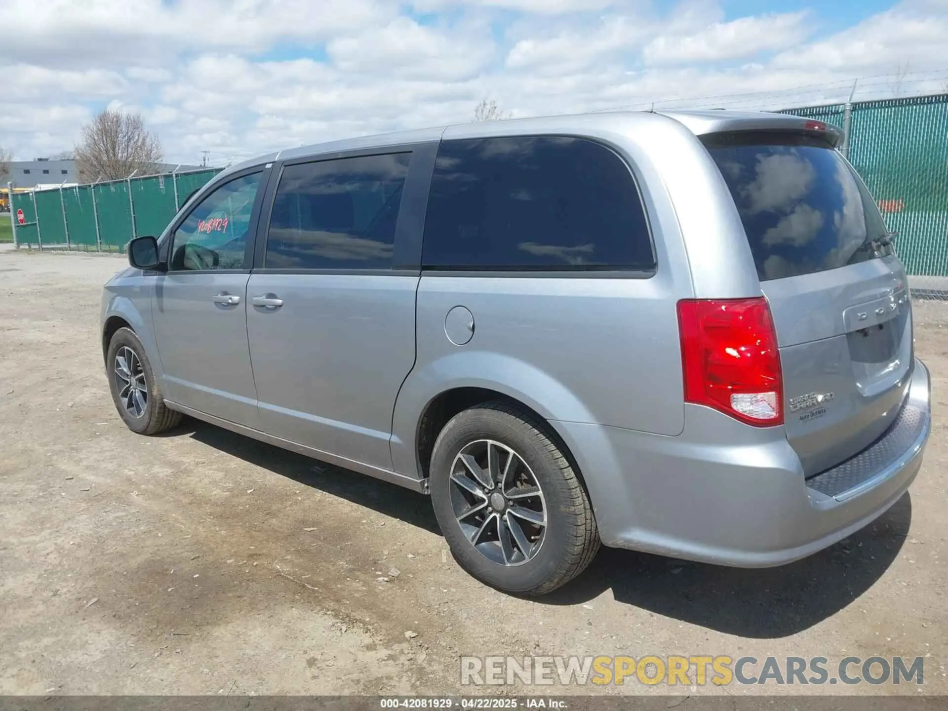 3 Photograph of a damaged car 2C4RDGEG1KR760764 DODGE GRAND CARAVAN 2019