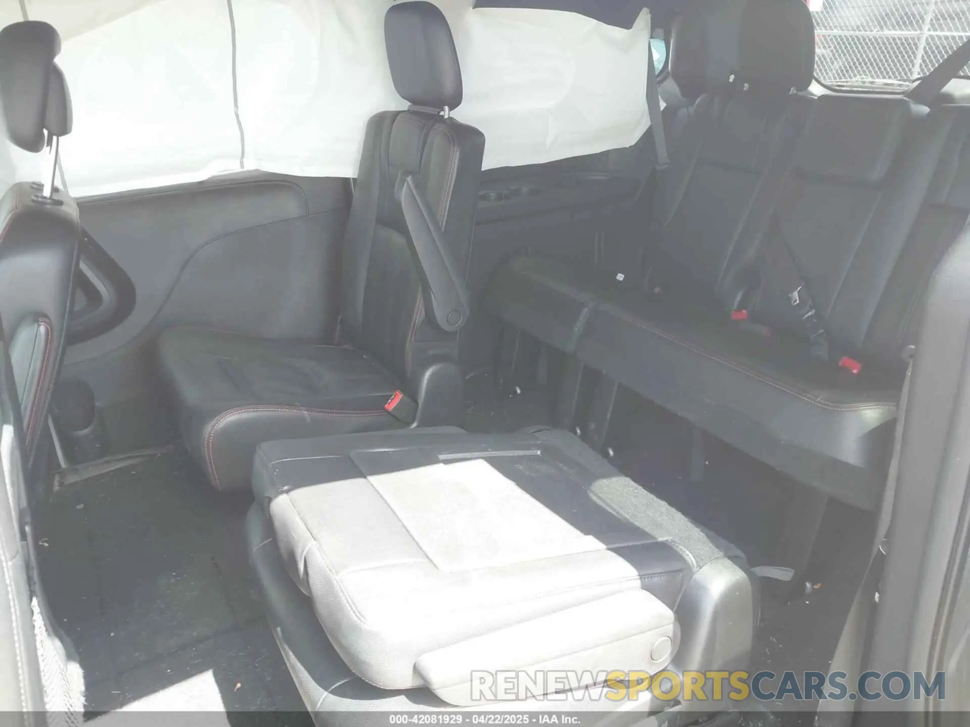 8 Photograph of a damaged car 2C4RDGEG1KR760764 DODGE GRAND CARAVAN 2019
