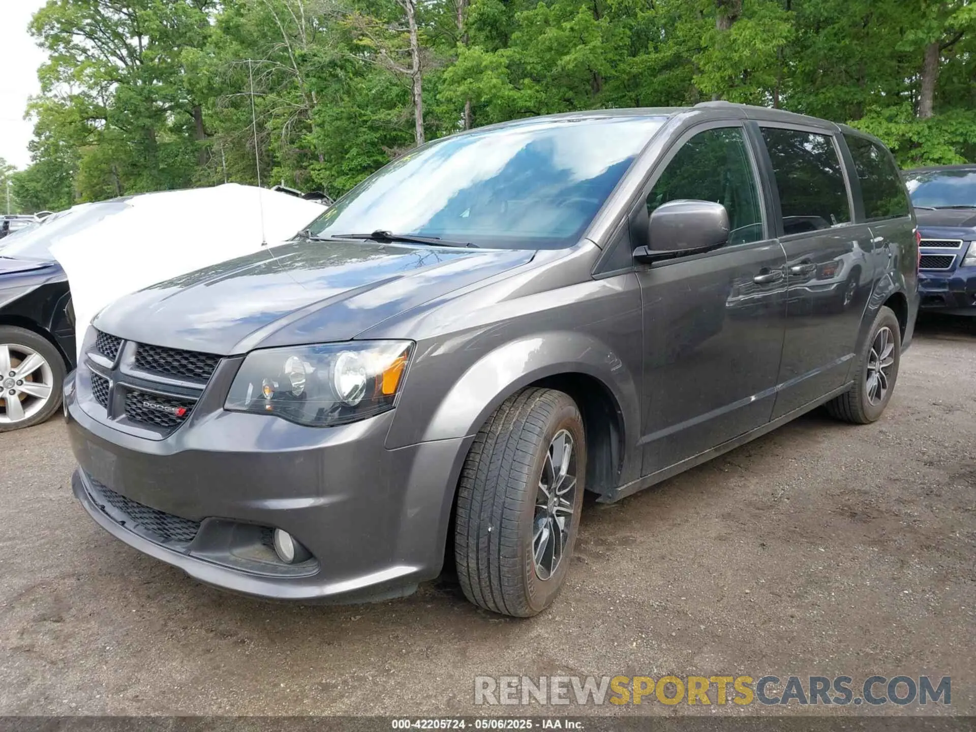 2 Photograph of a damaged car 2C4RDGEG2KR520641 DODGE GRAND CARAVAN 2019