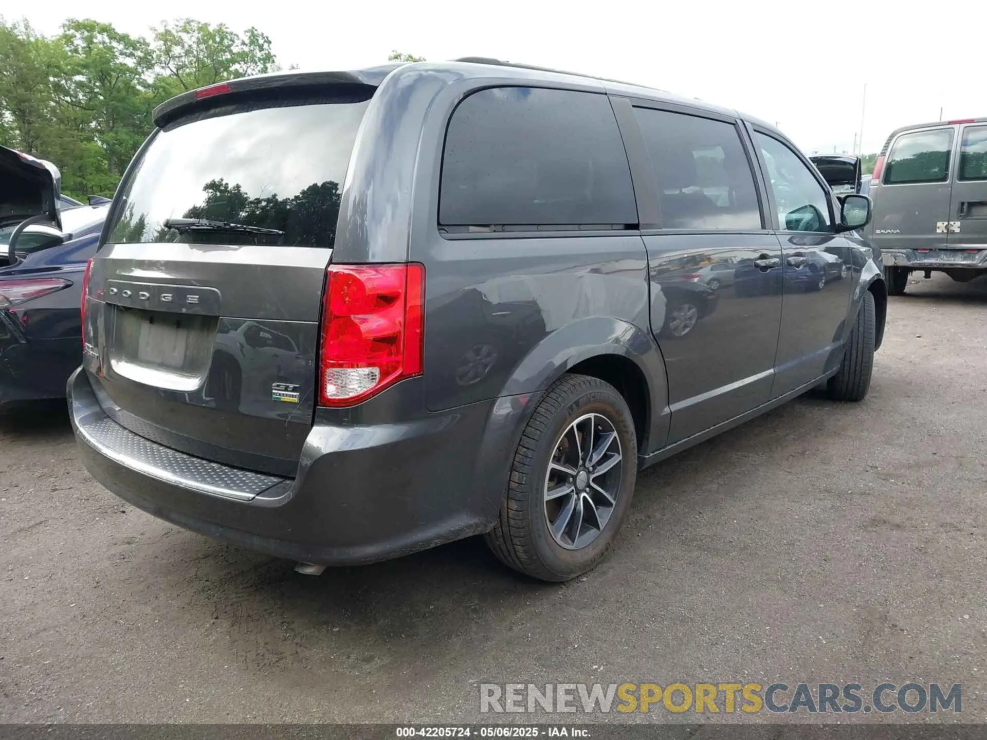 4 Photograph of a damaged car 2C4RDGEG2KR520641 DODGE GRAND CARAVAN 2019