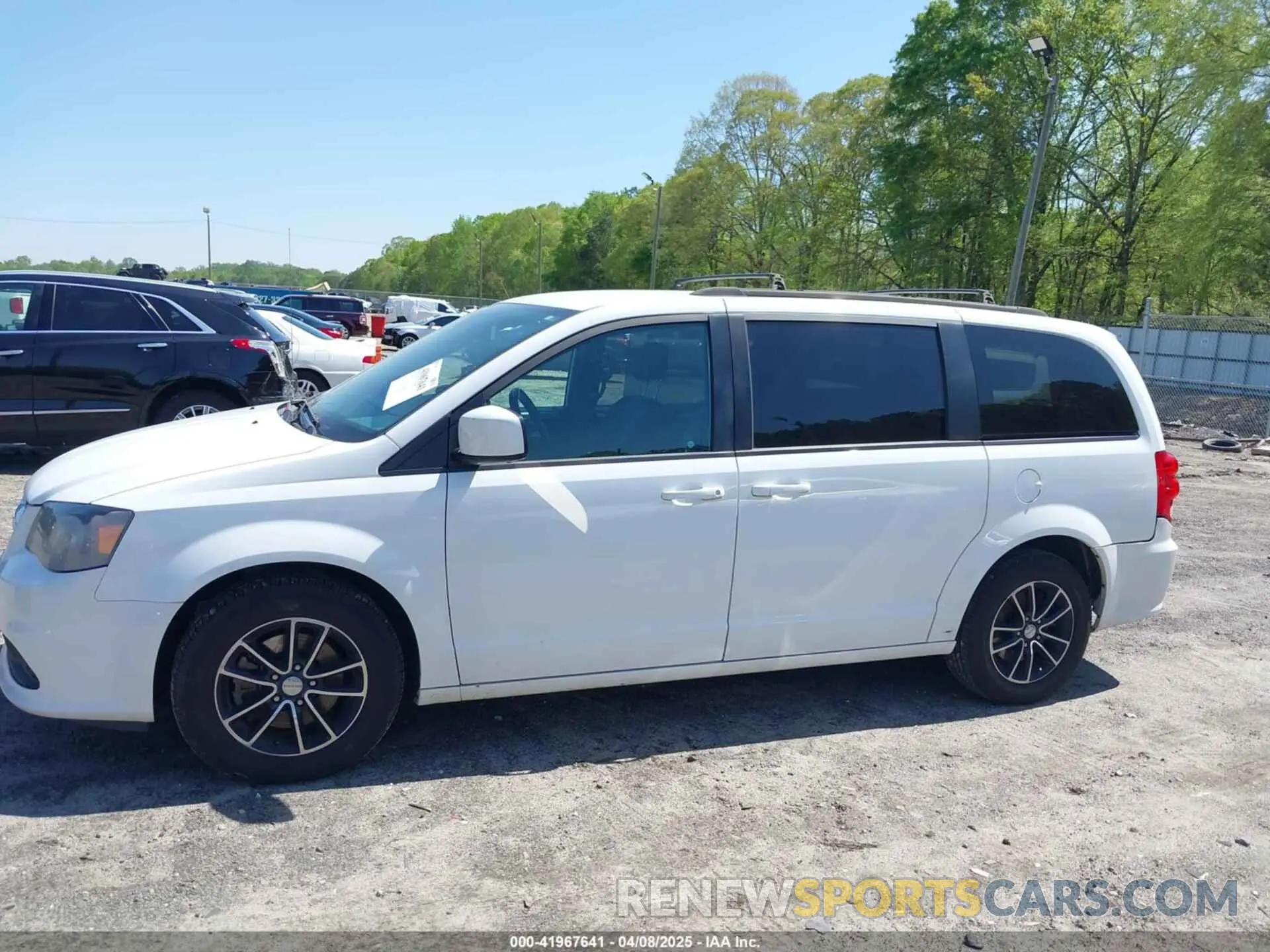 14 Photograph of a damaged car 2C4RDGEG2KR562730 DODGE GRAND CARAVAN 2019