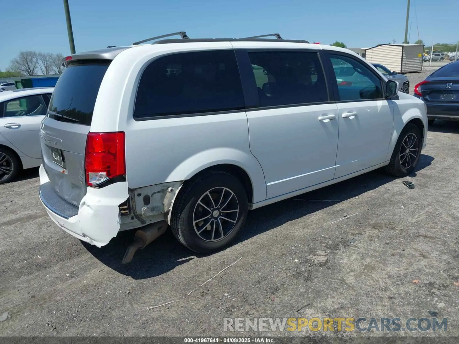 4 Photograph of a damaged car 2C4RDGEG2KR562730 DODGE GRAND CARAVAN 2019