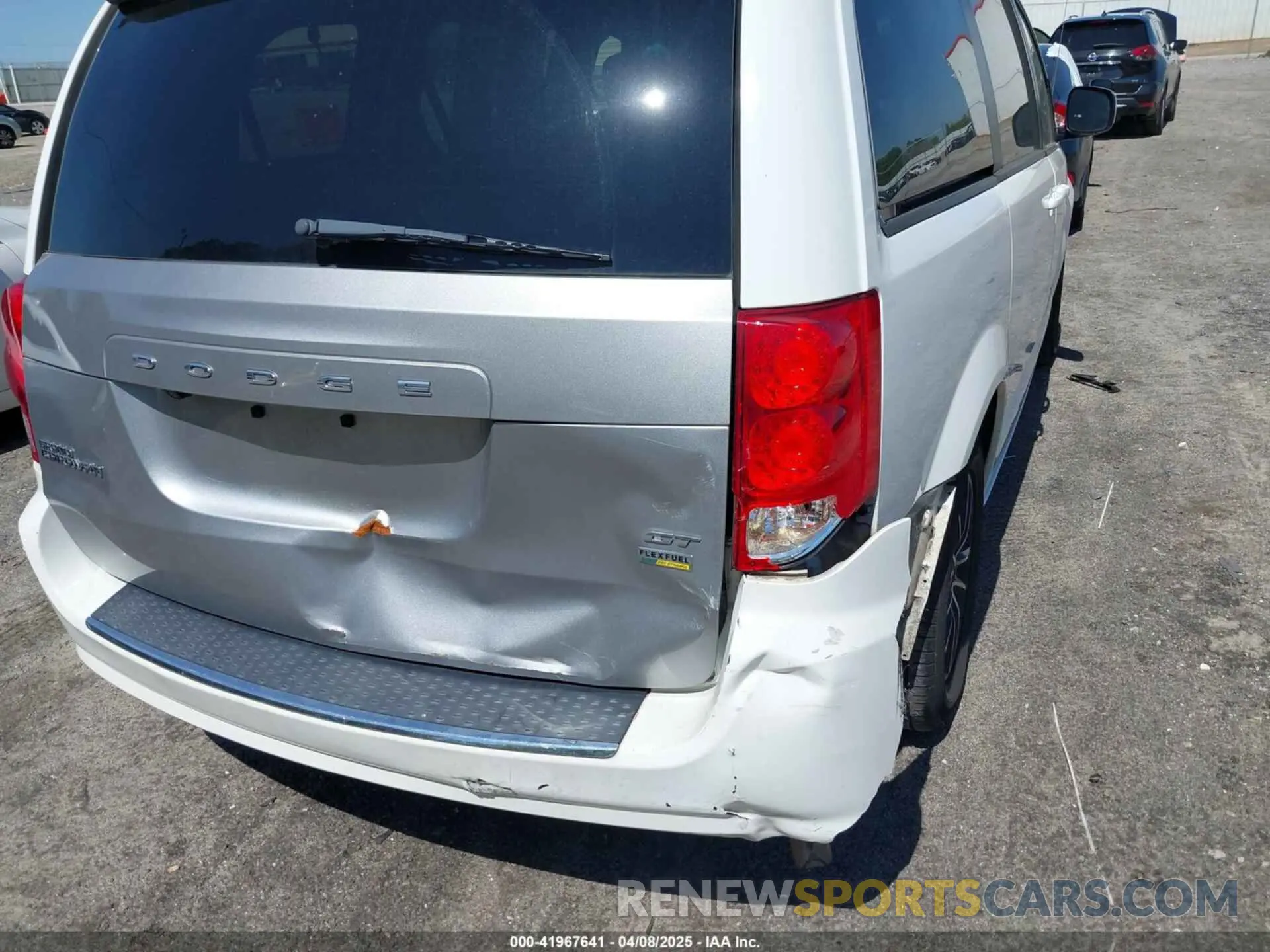 6 Photograph of a damaged car 2C4RDGEG2KR562730 DODGE GRAND CARAVAN 2019