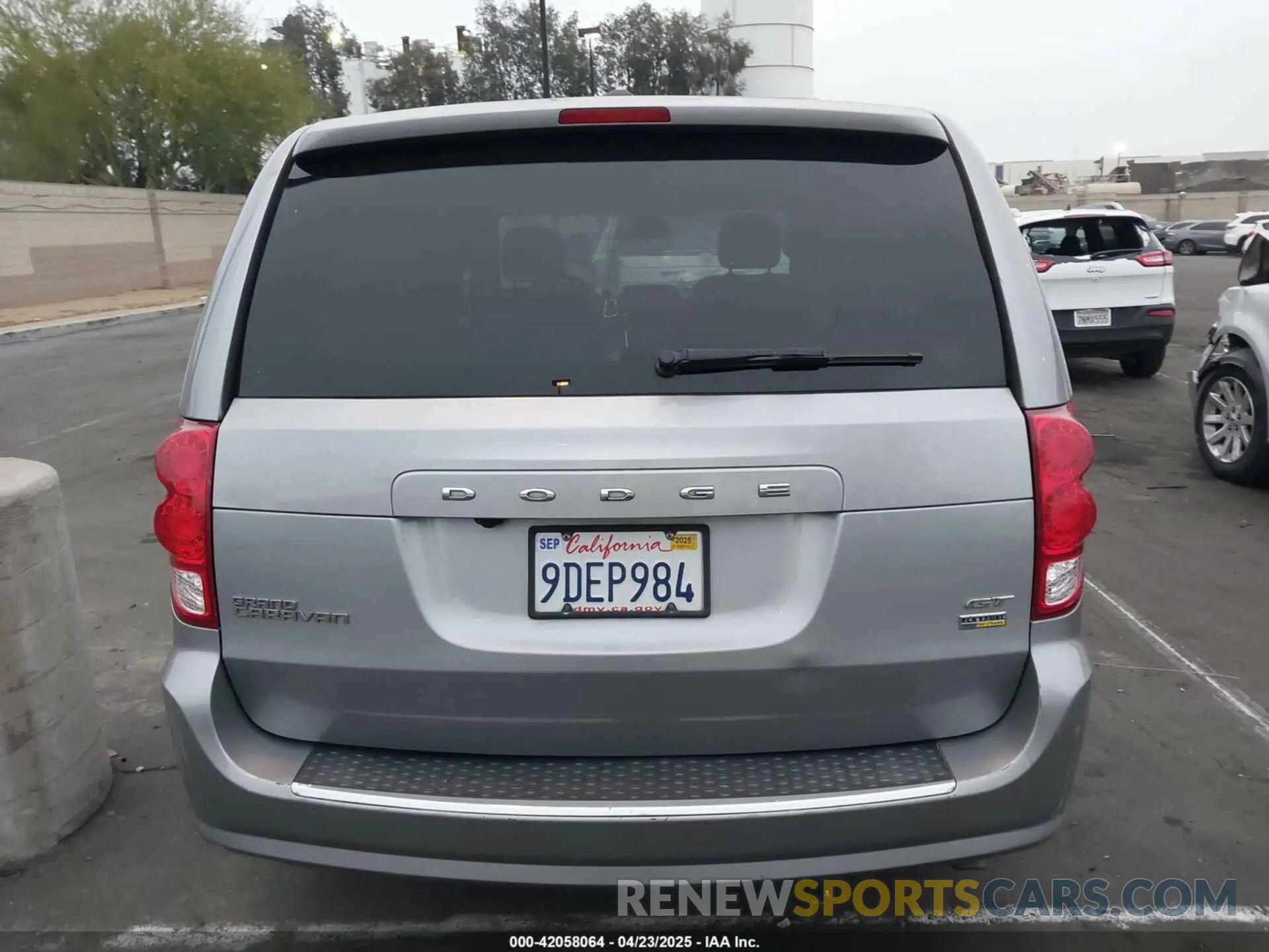 17 Photograph of a damaged car 2C4RDGEG2KR765049 DODGE GRAND CARAVAN 2019