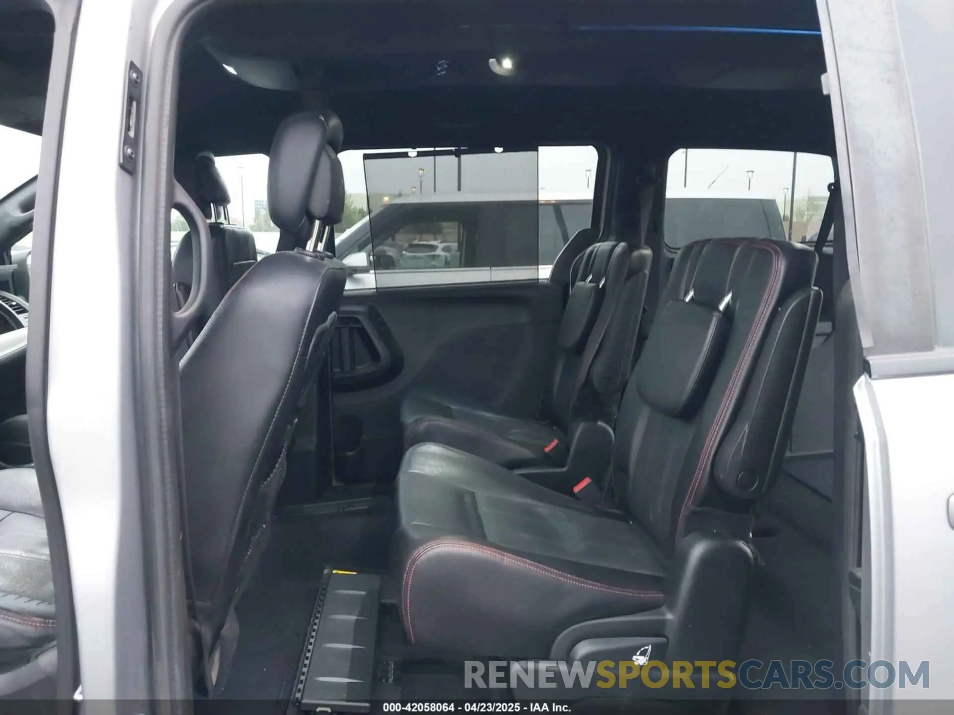 8 Photograph of a damaged car 2C4RDGEG2KR765049 DODGE GRAND CARAVAN 2019