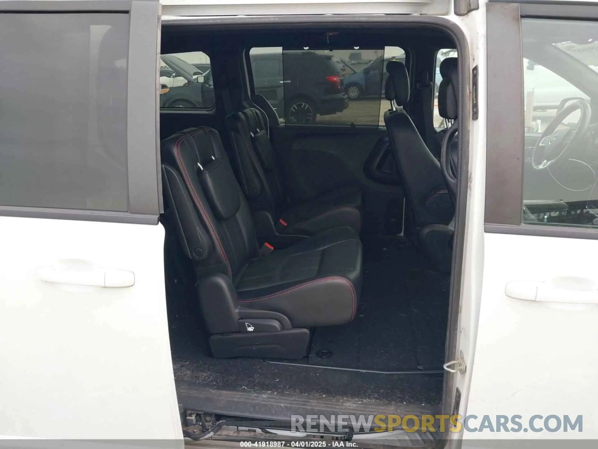 8 Photograph of a damaged car 2C4RDGEG3KR736305 DODGE GRAND CARAVAN 2019