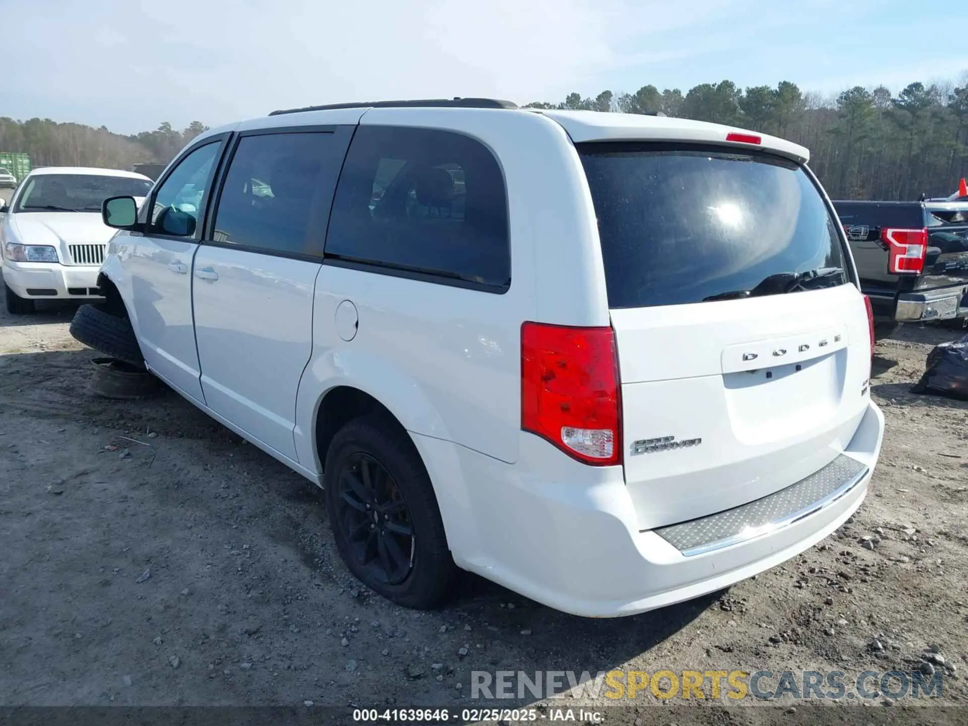 3 Photograph of a damaged car 2C4RDGEG3KR784242 DODGE GRAND CARAVAN 2019