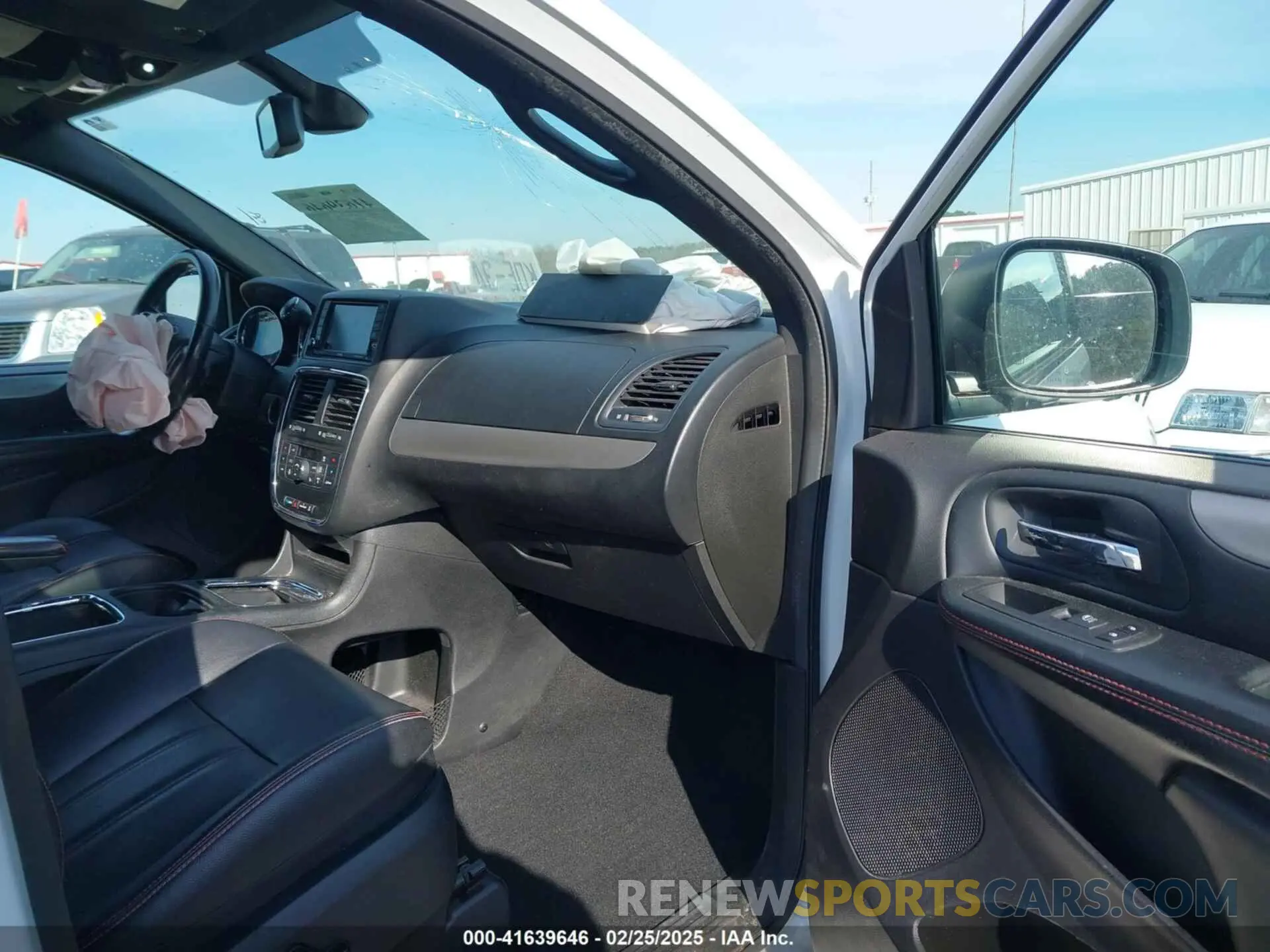 5 Photograph of a damaged car 2C4RDGEG3KR784242 DODGE GRAND CARAVAN 2019