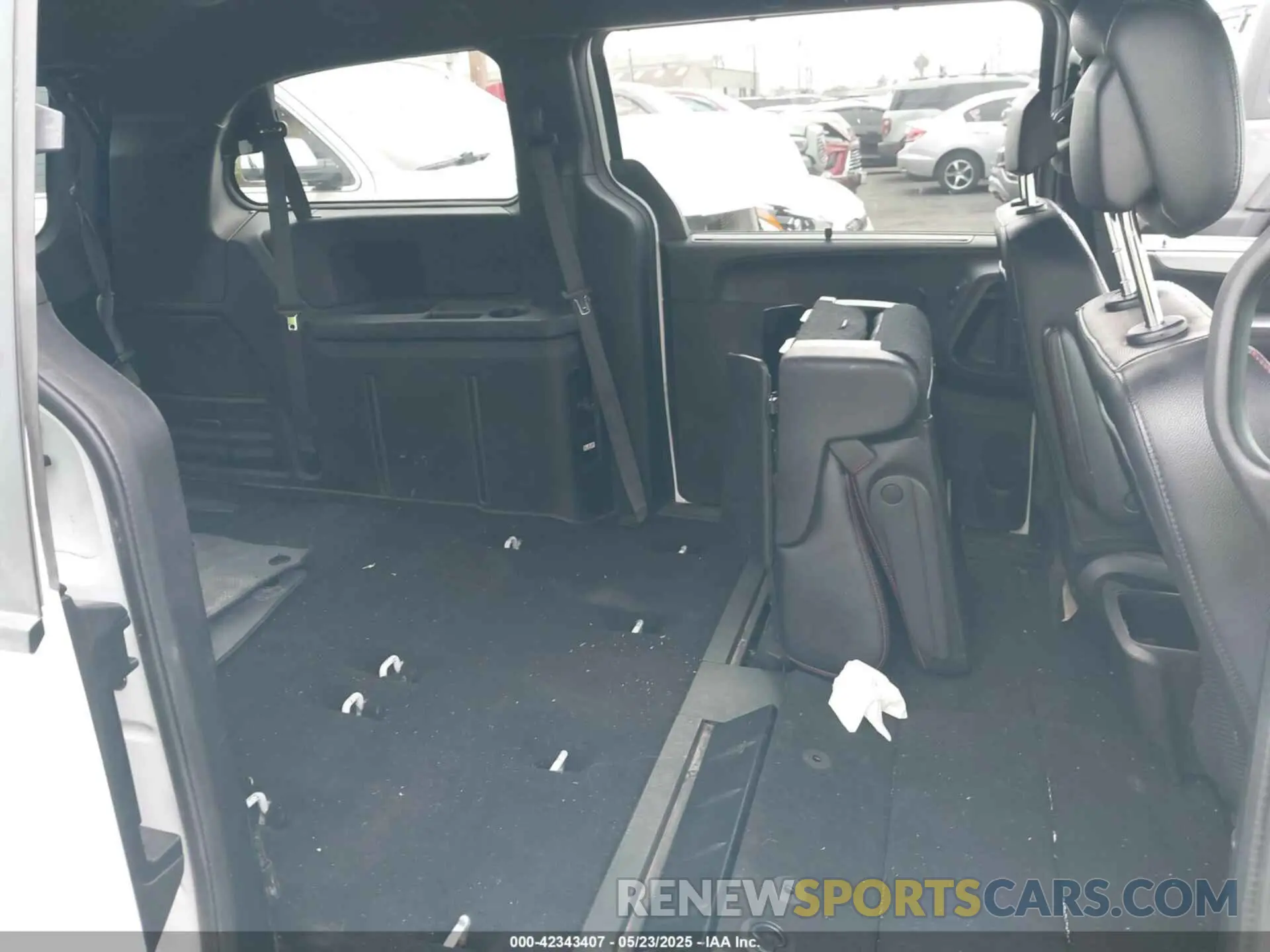 8 Photograph of a damaged car 2C4RDGEG4KR535352 DODGE GRAND CARAVAN 2019