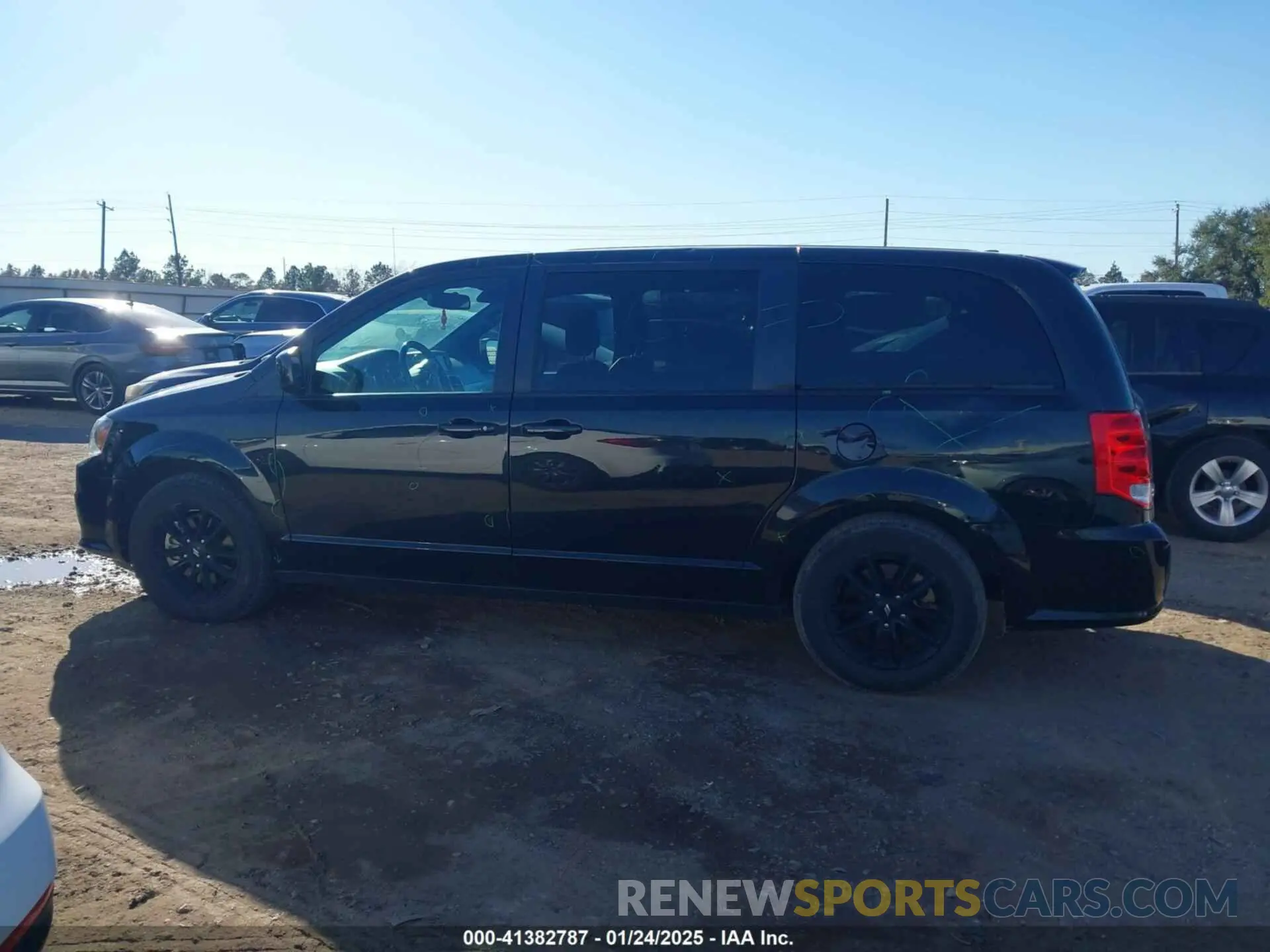 14 Photograph of a damaged car 2C4RDGEG7KR768951 DODGE GRAND CARAVAN 2019