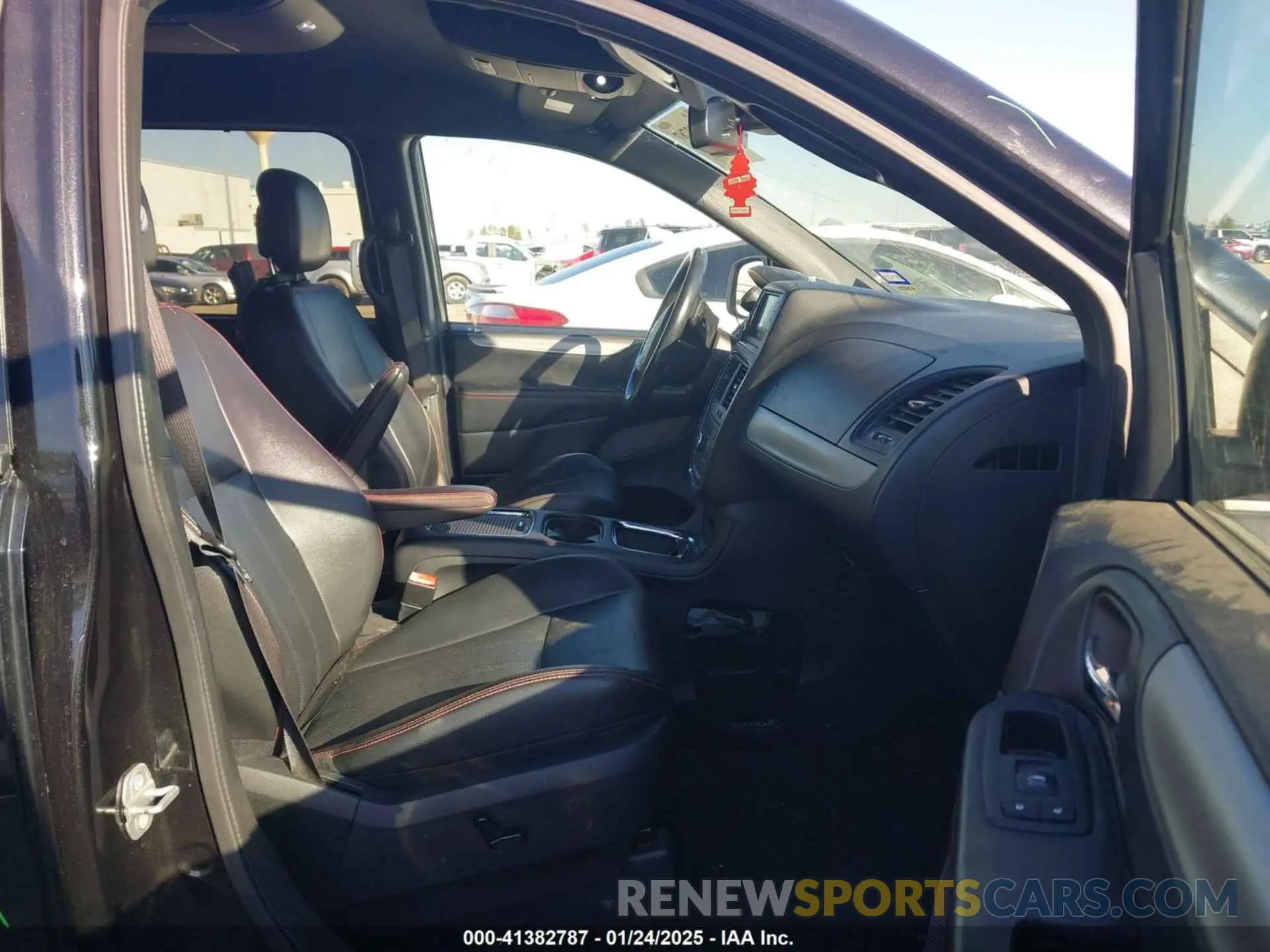 5 Photograph of a damaged car 2C4RDGEG7KR768951 DODGE GRAND CARAVAN 2019