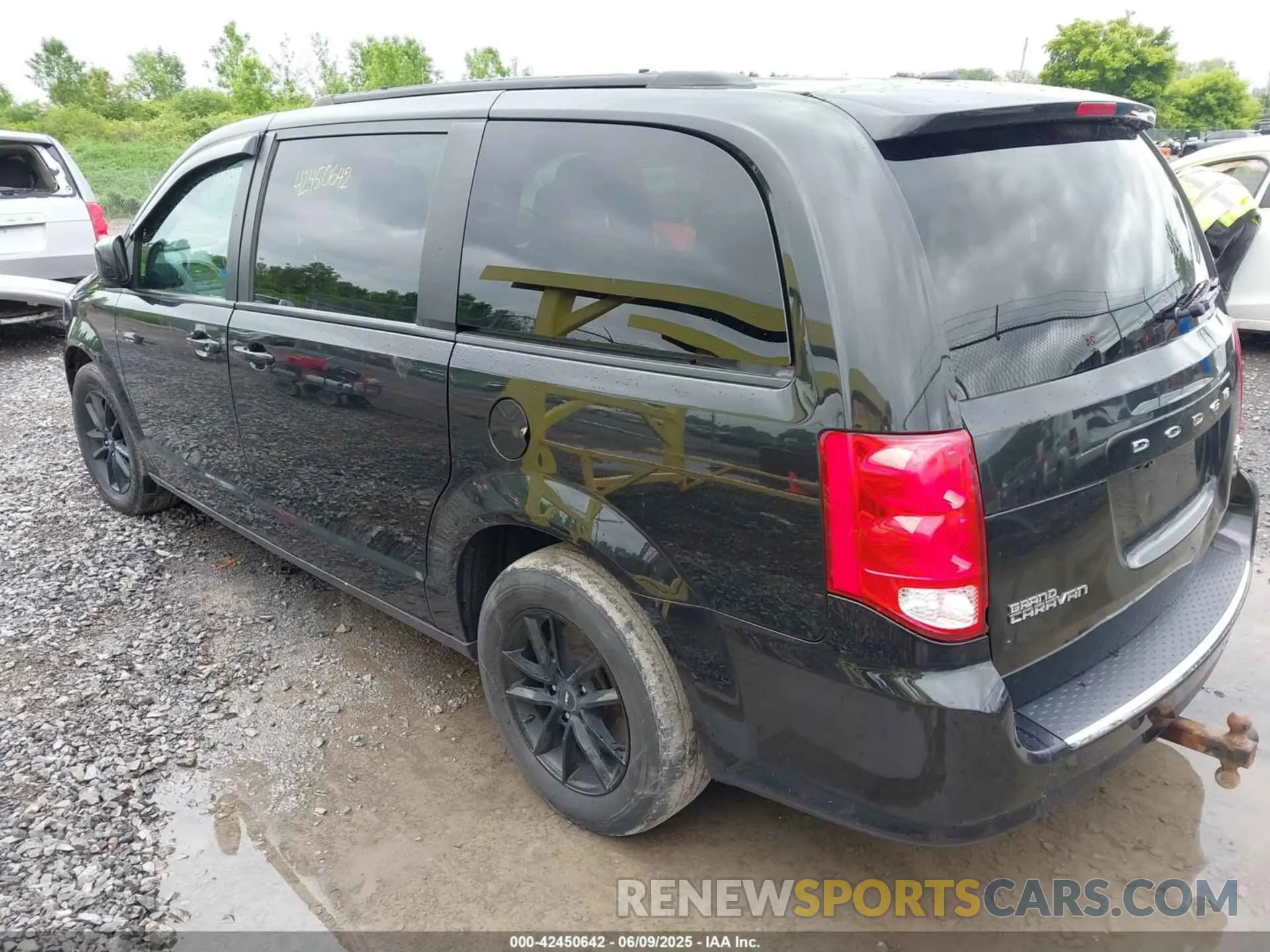 3 Photograph of a damaged car 2C4RDGEG8KR747574 DODGE GRAND CARAVAN 2019