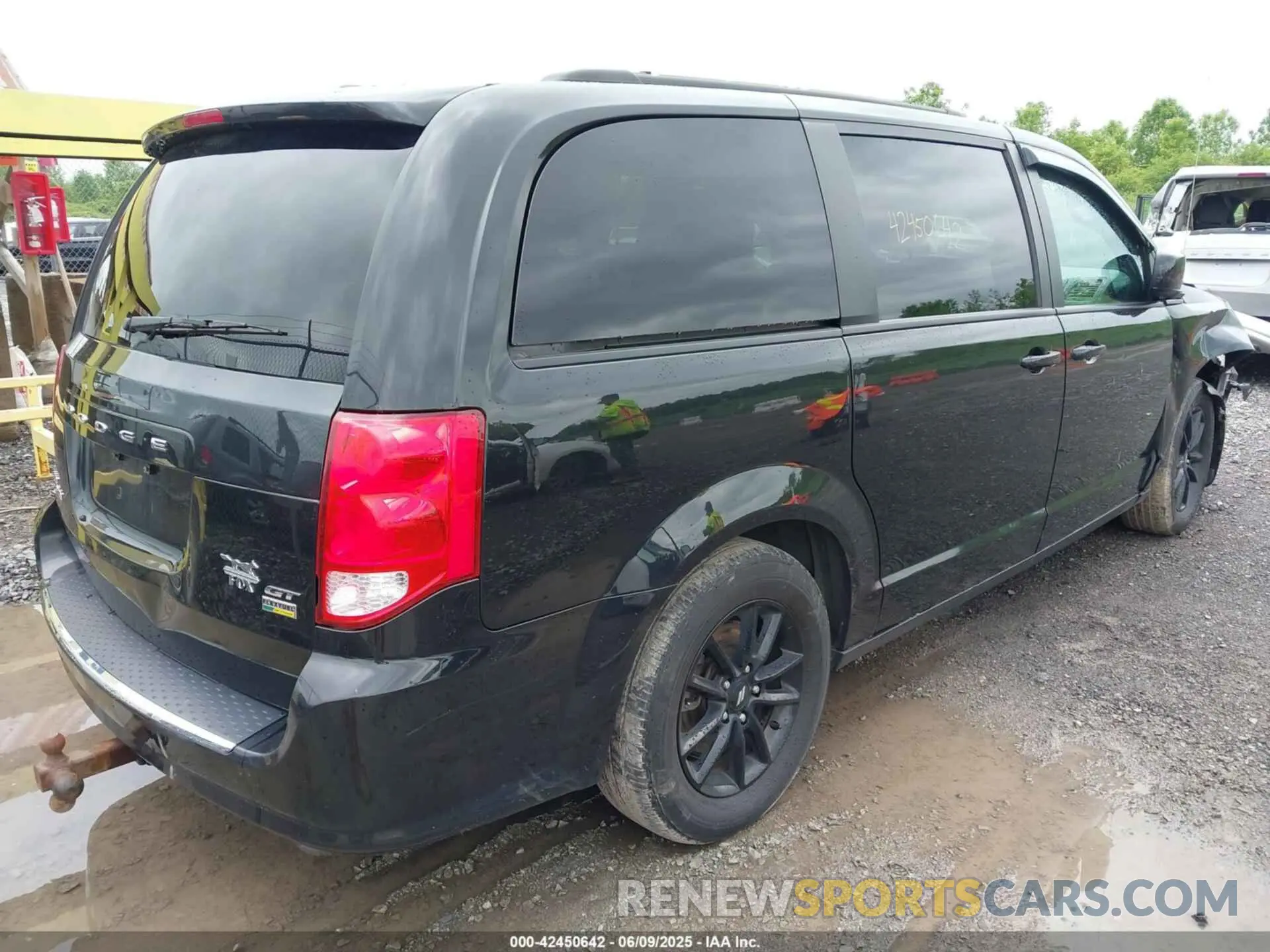 4 Photograph of a damaged car 2C4RDGEG8KR747574 DODGE GRAND CARAVAN 2019