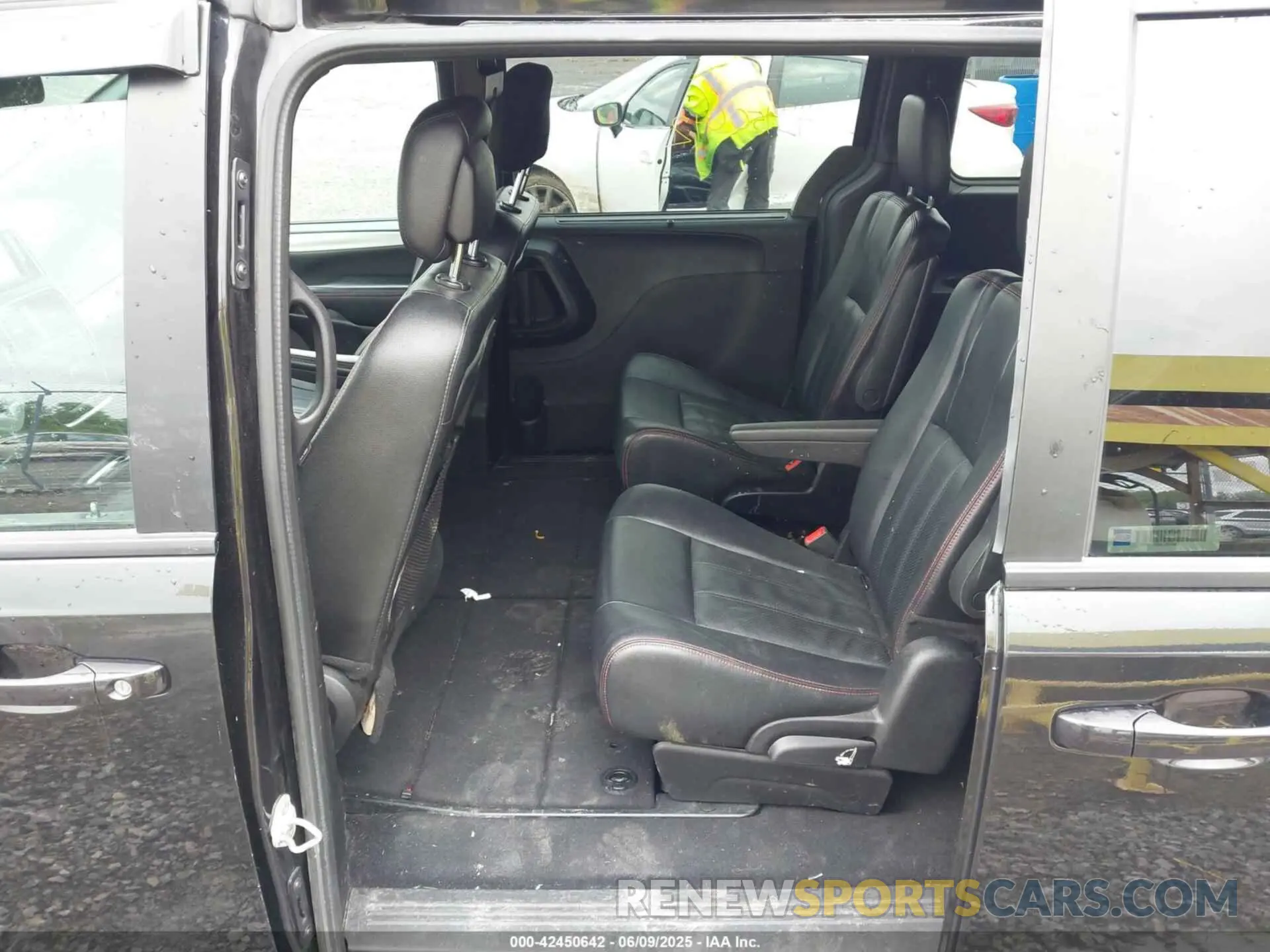 8 Photograph of a damaged car 2C4RDGEG8KR747574 DODGE GRAND CARAVAN 2019