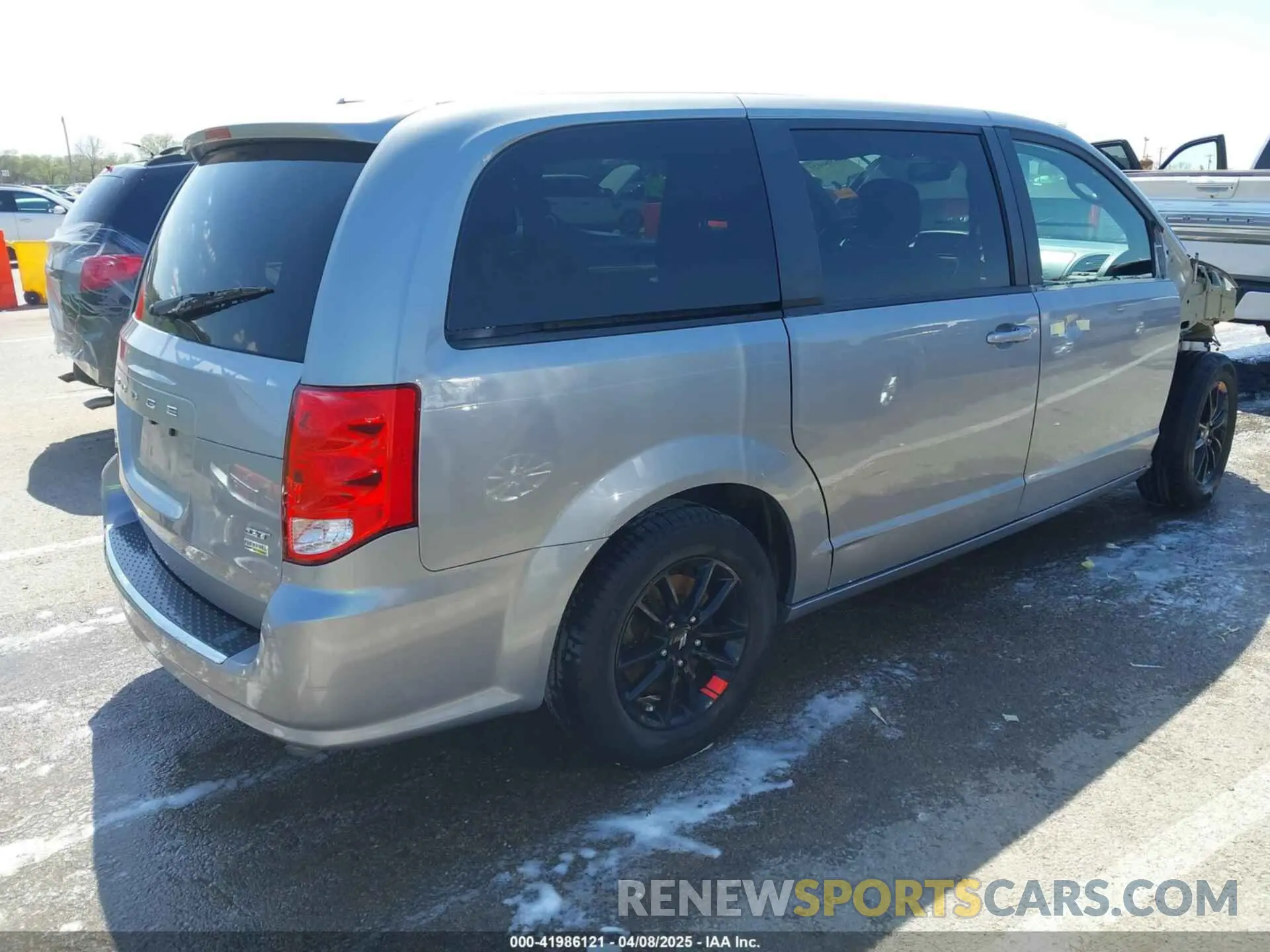 4 Photograph of a damaged car 2C4RDGEG8KR769767 DODGE GRAND CARAVAN 2019