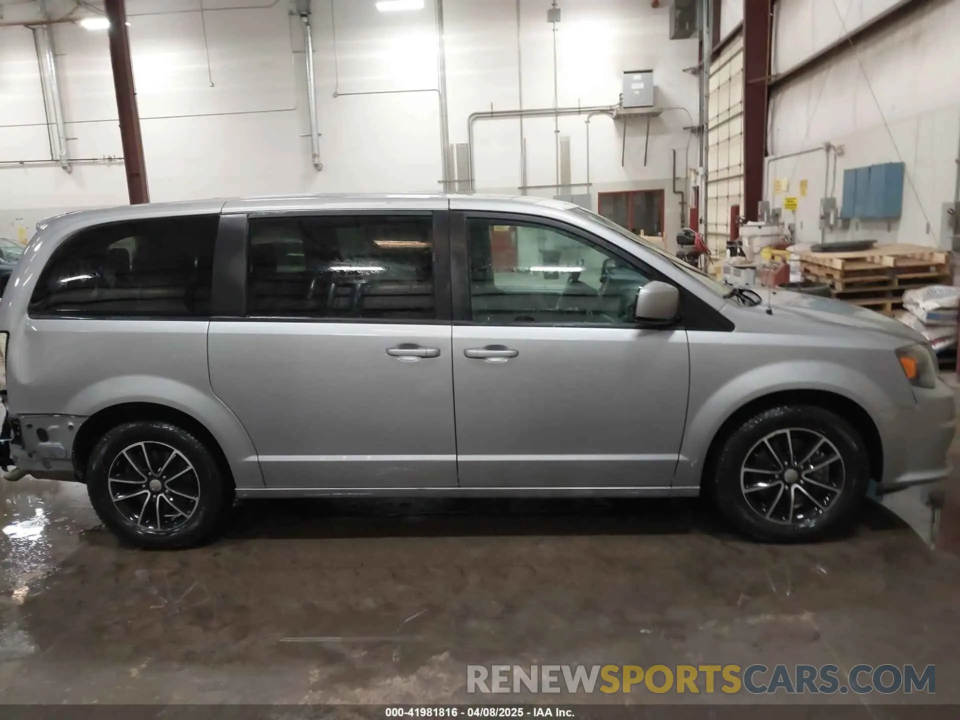 14 Photograph of a damaged car 2C4RDGEG9KR640307 DODGE GRAND CARAVAN 2019