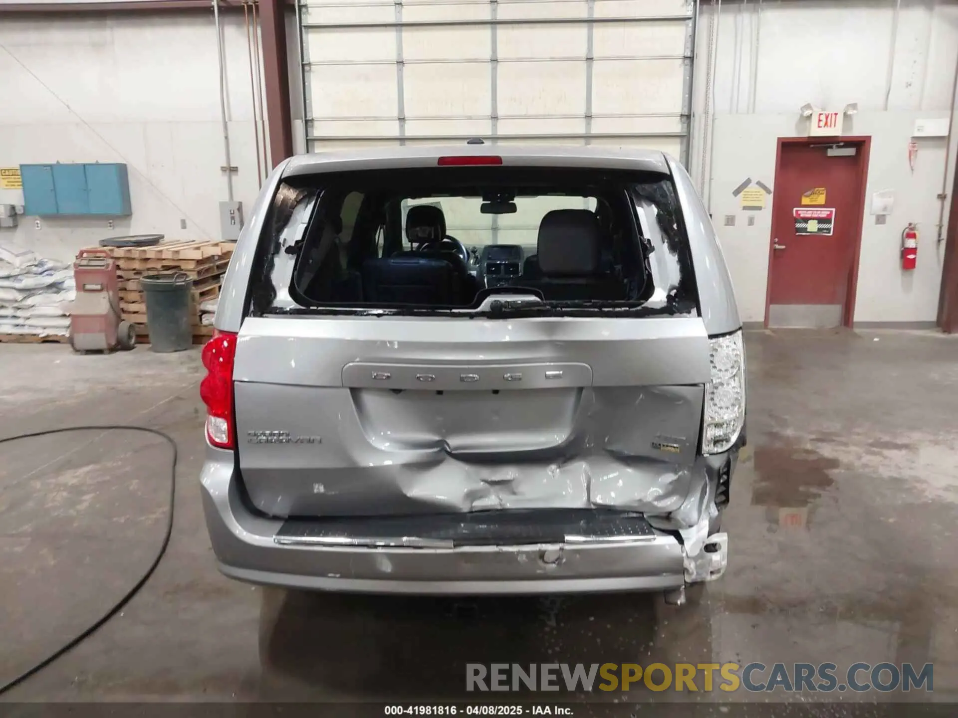 17 Photograph of a damaged car 2C4RDGEG9KR640307 DODGE GRAND CARAVAN 2019