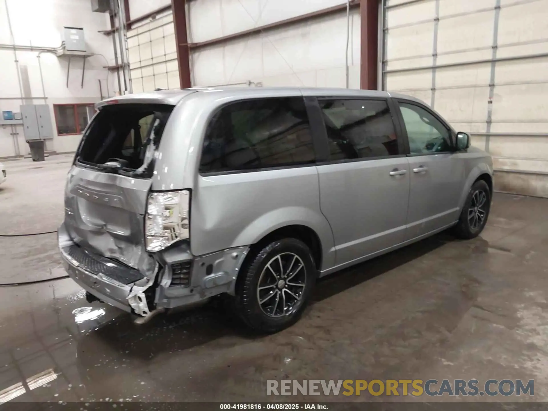 4 Photograph of a damaged car 2C4RDGEG9KR640307 DODGE GRAND CARAVAN 2019