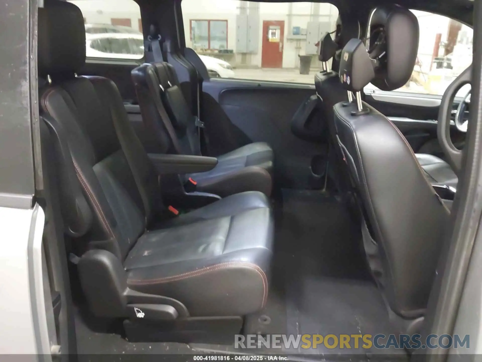 8 Photograph of a damaged car 2C4RDGEG9KR640307 DODGE GRAND CARAVAN 2019