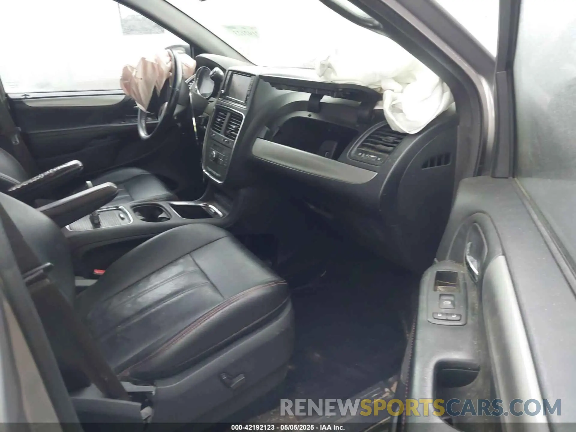 5 Photograph of a damaged car 2C4RDGEG9KR712347 DODGE GRAND CARAVAN 2019
