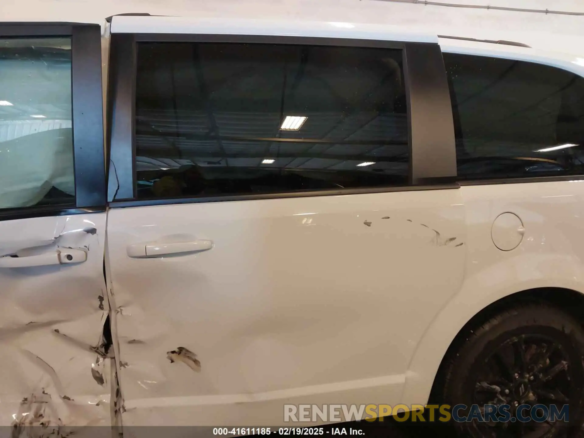 18 Photograph of a damaged car 2C4RDGEGXKR735703 DODGE GRAND CARAVAN 2019