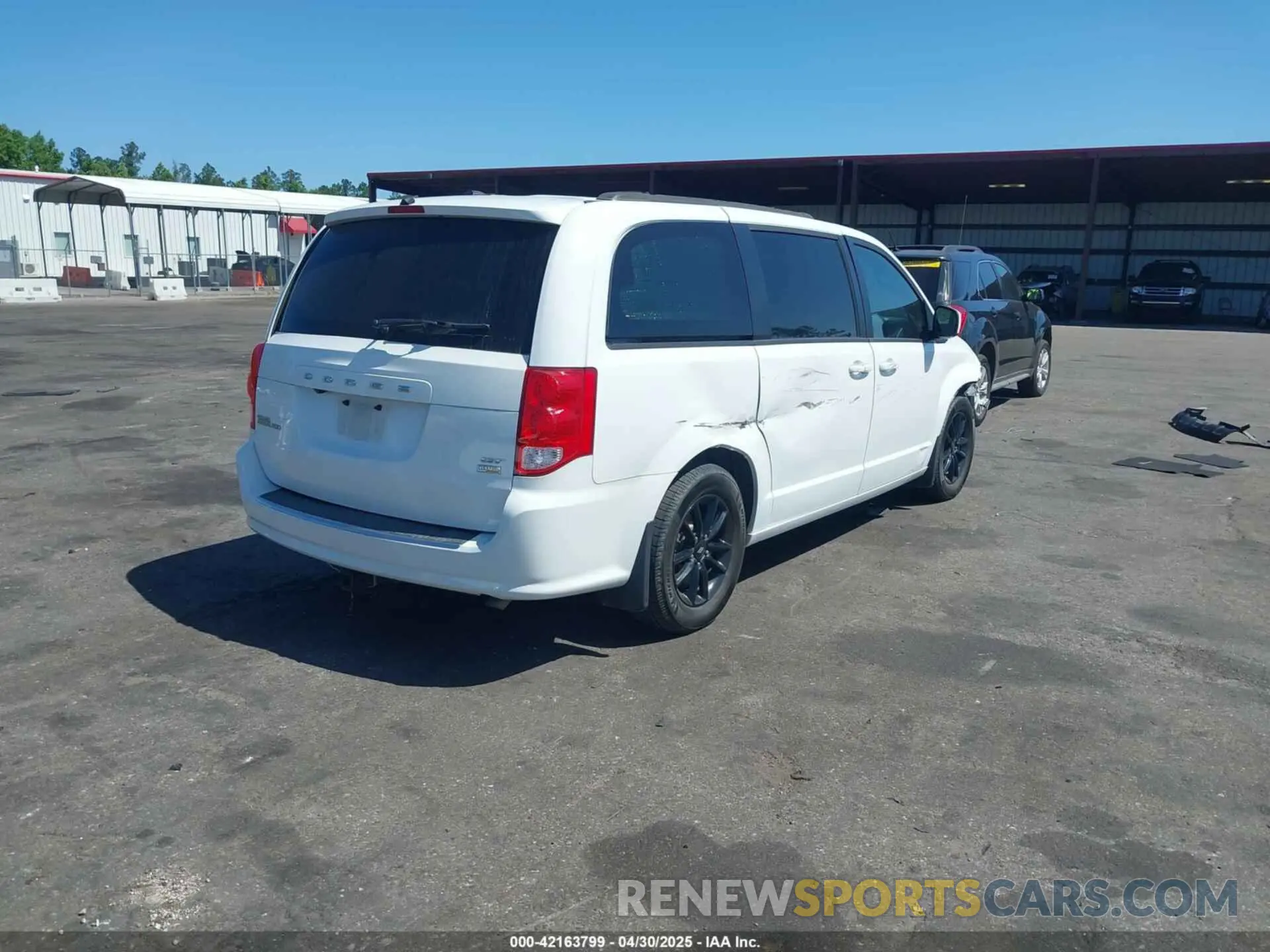 4 Photograph of a damaged car 2C4RDGEGXKR785694 DODGE GRAND CARAVAN 2019