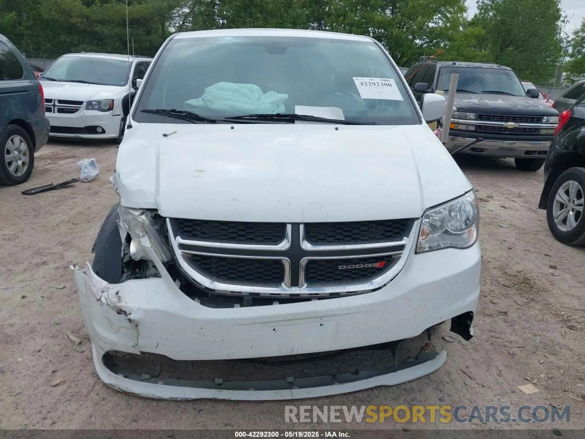12 Photograph of a damaged car 2C4RDGBG3LR233704 DODGE GRAND CARAVAN 2020