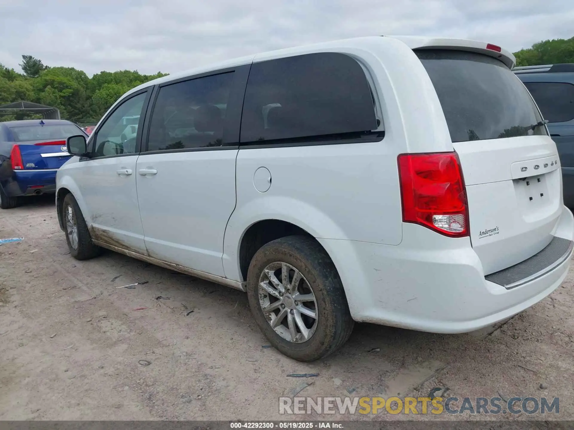 3 Photograph of a damaged car 2C4RDGBG3LR233704 DODGE GRAND CARAVAN 2020
