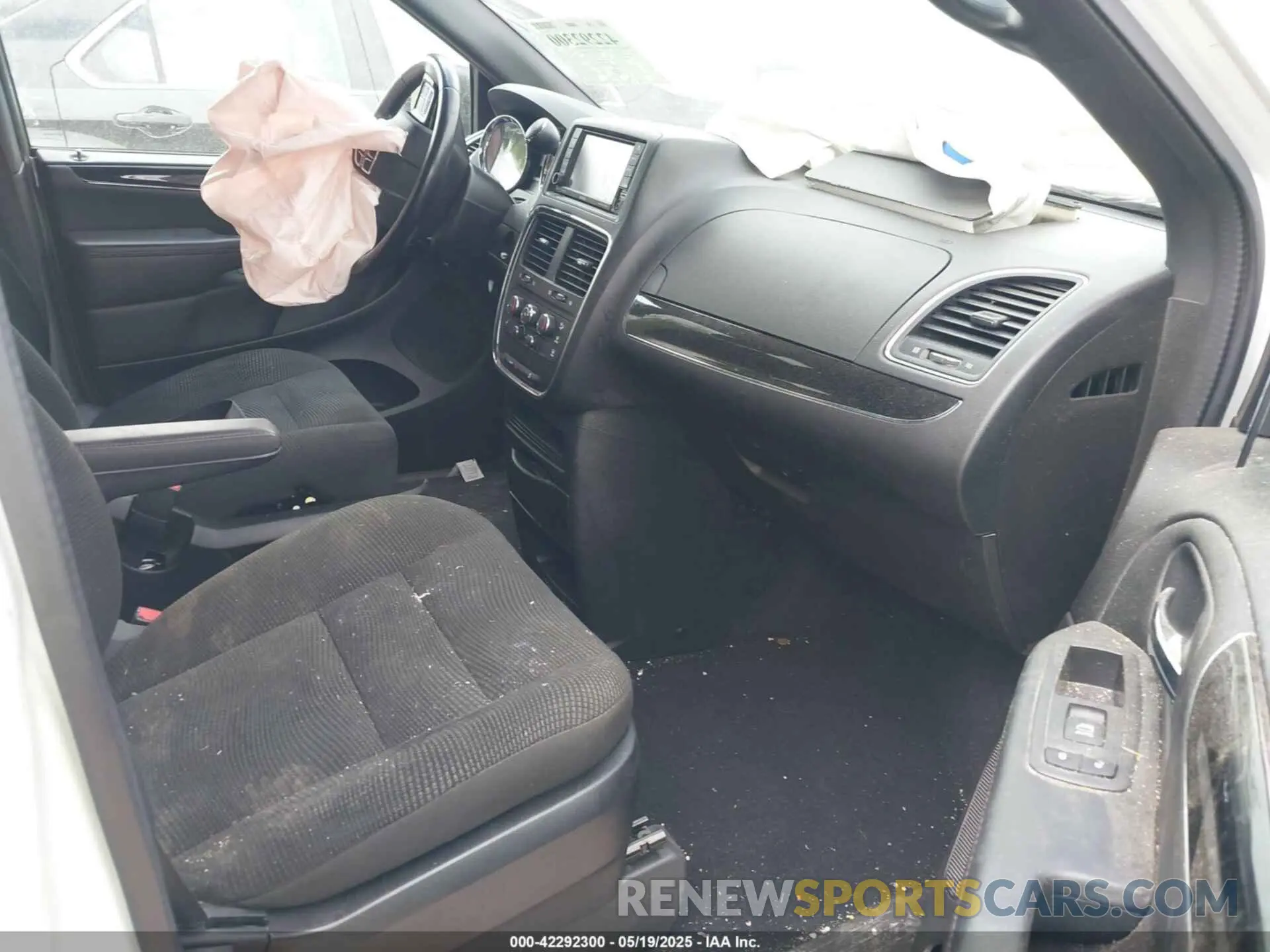 5 Photograph of a damaged car 2C4RDGBG3LR233704 DODGE GRAND CARAVAN 2020