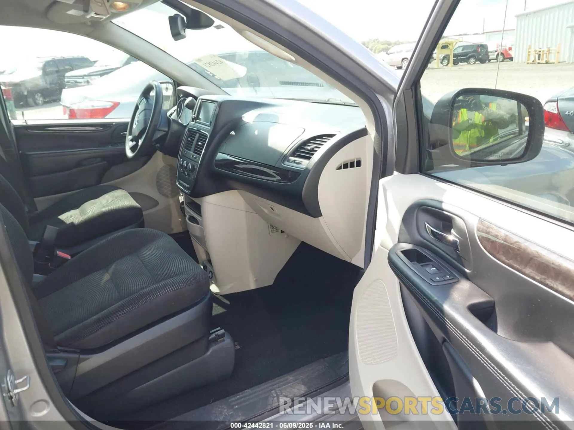 5 Photograph of a damaged car 2C4RDGBG4LR241259 DODGE GRAND CARAVAN 2020