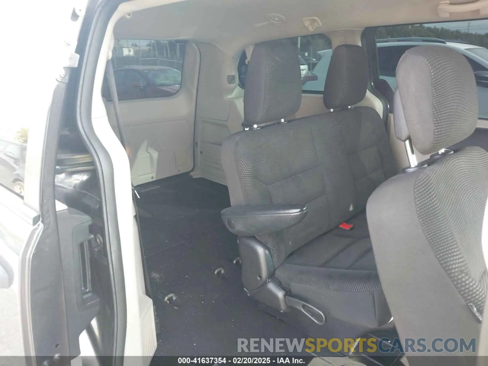 8 Photograph of a damaged car 2C4RDGBG8LR221614 DODGE GRAND CARAVAN 2020