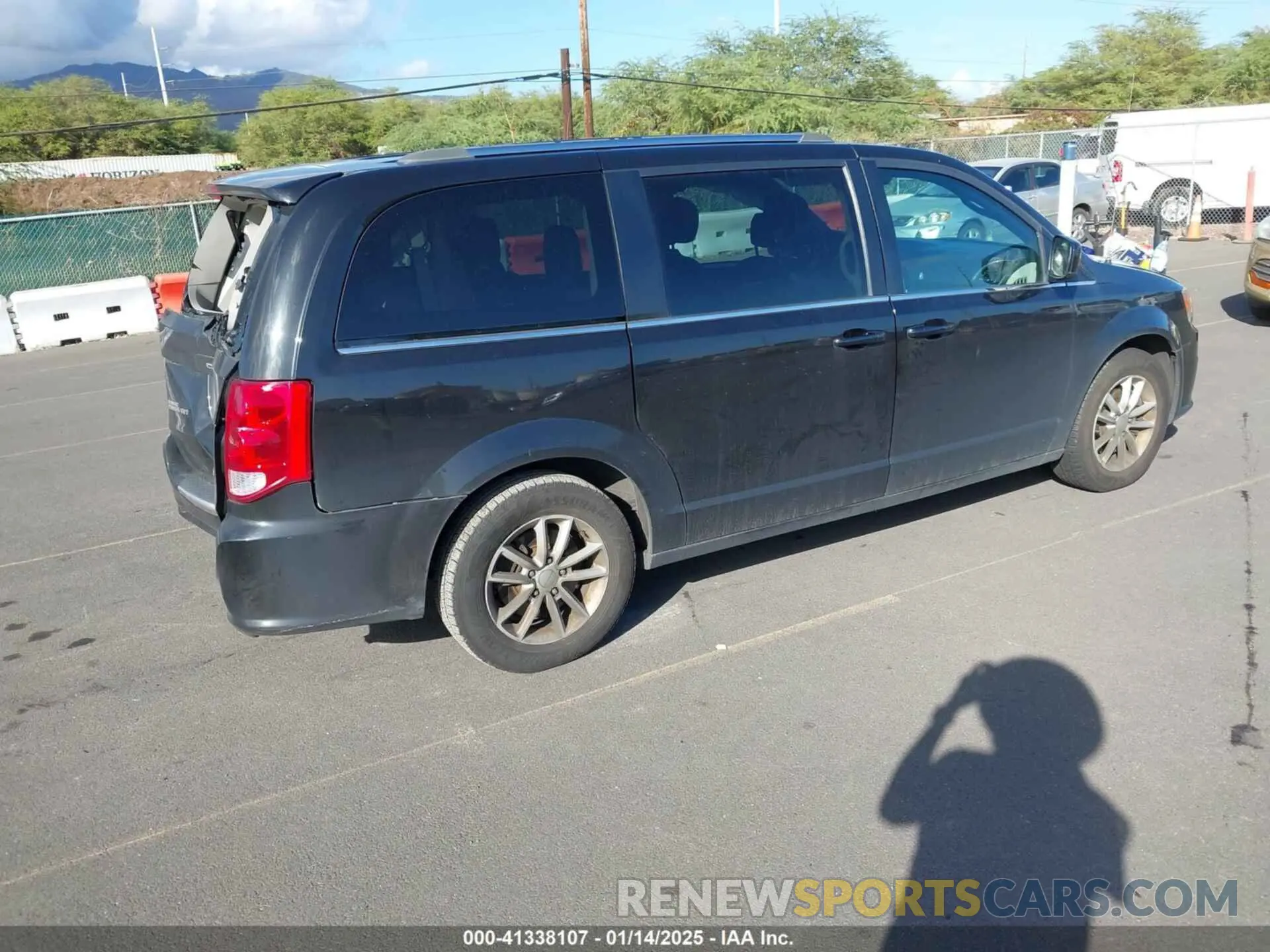 4 Photograph of a damaged car 2C4RDGCG1LR248961 DODGE GRAND CARAVAN 2020