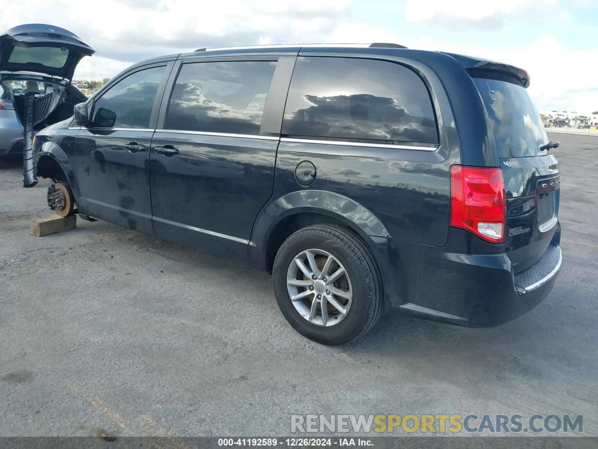 3 Photograph of a damaged car 2C4RDGCG3LR179934 DODGE GRAND CARAVAN 2020
