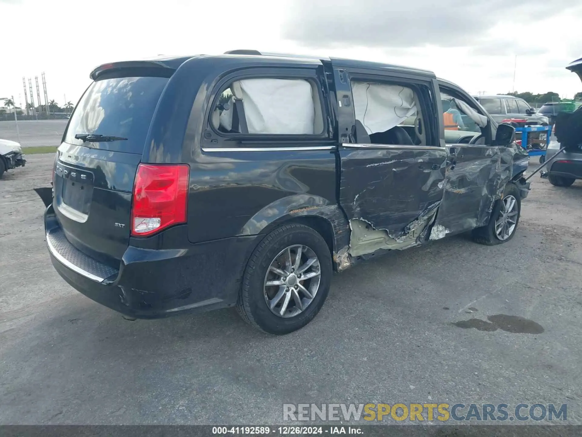 4 Photograph of a damaged car 2C4RDGCG3LR179934 DODGE GRAND CARAVAN 2020