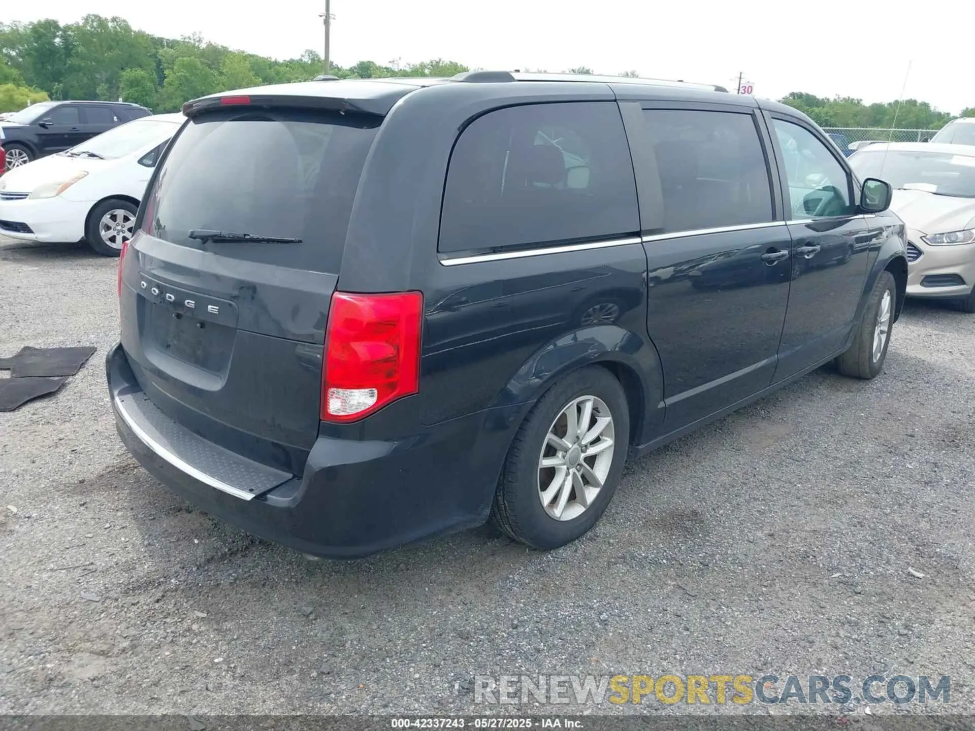 4 Photograph of a damaged car 2C4RDGCG7LR194338 DODGE GRAND CARAVAN 2020