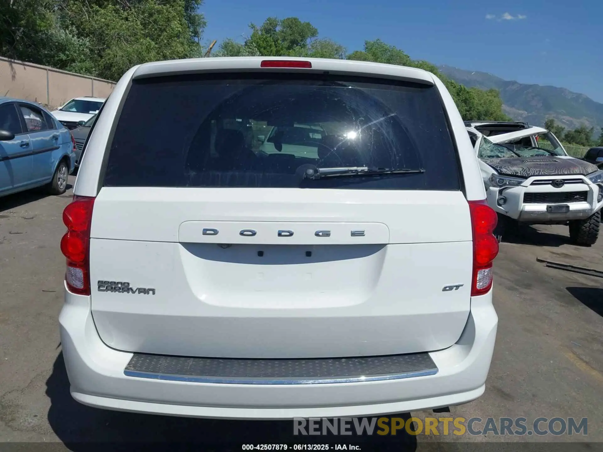 16 Photograph of a damaged car 2C4RDGEG9LR160477 DODGE GRAND CARAVAN 2020